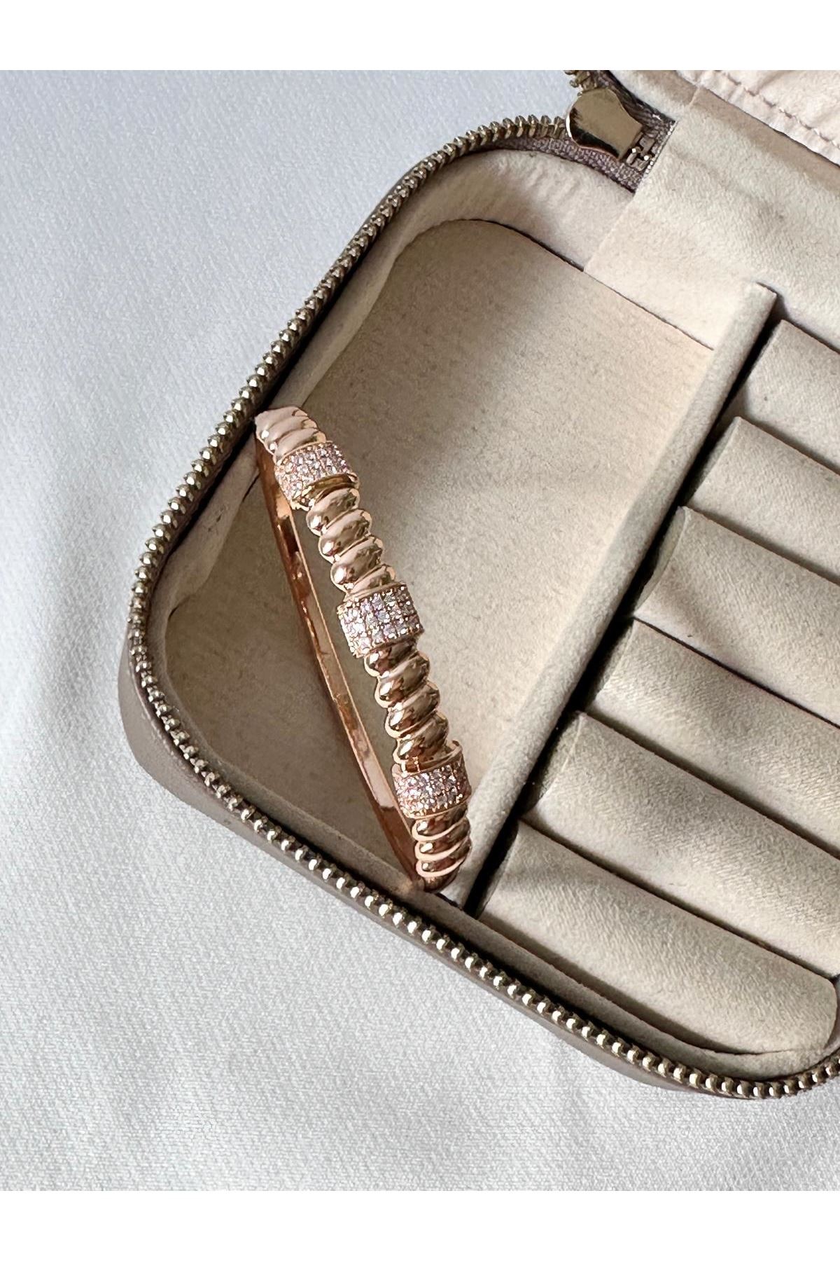 18K Rose Gold Renkli Oval Burgu Üç Kristal Taşlı Kelepçe