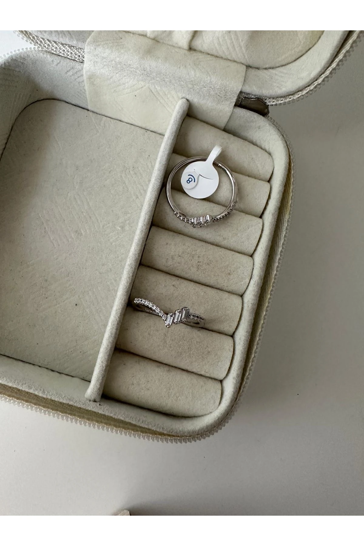 Gümüş Renkli Sıra Taşlı Ortası Üç Kristak Zikzak Kesim Yüzük