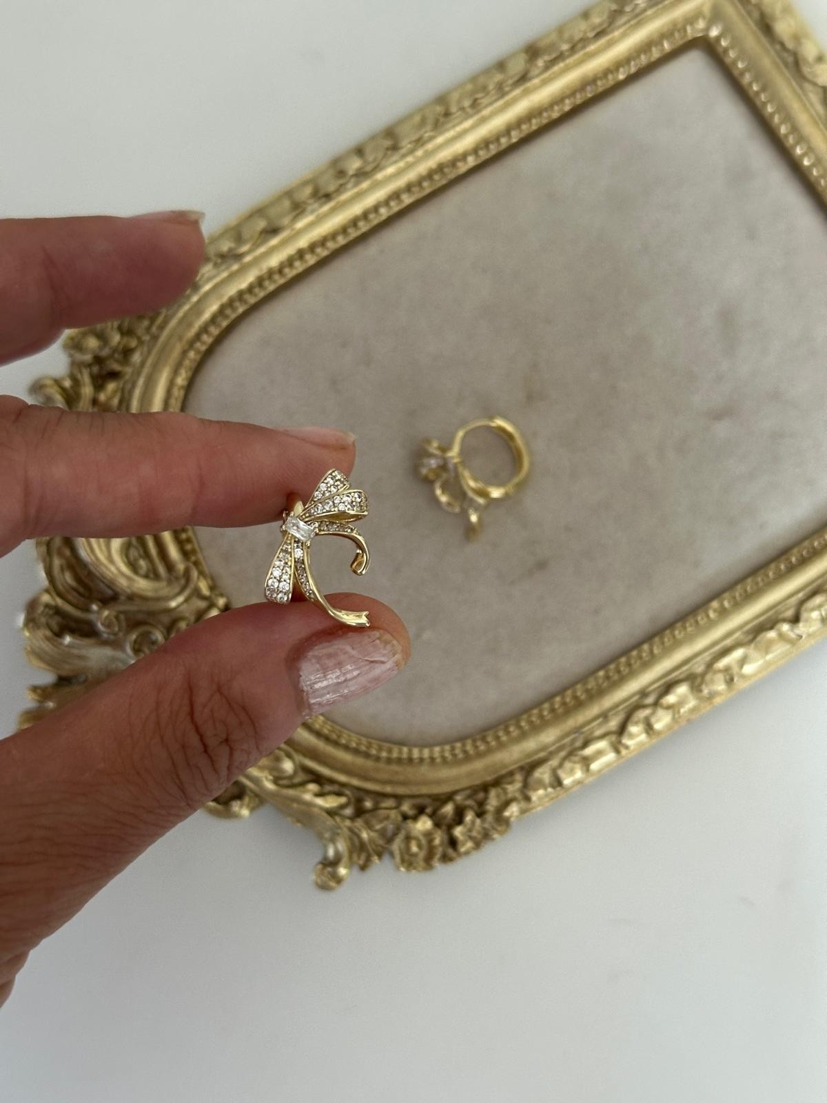 14K Gold Renkli Fiyonk Halka Taşlı Küpe
