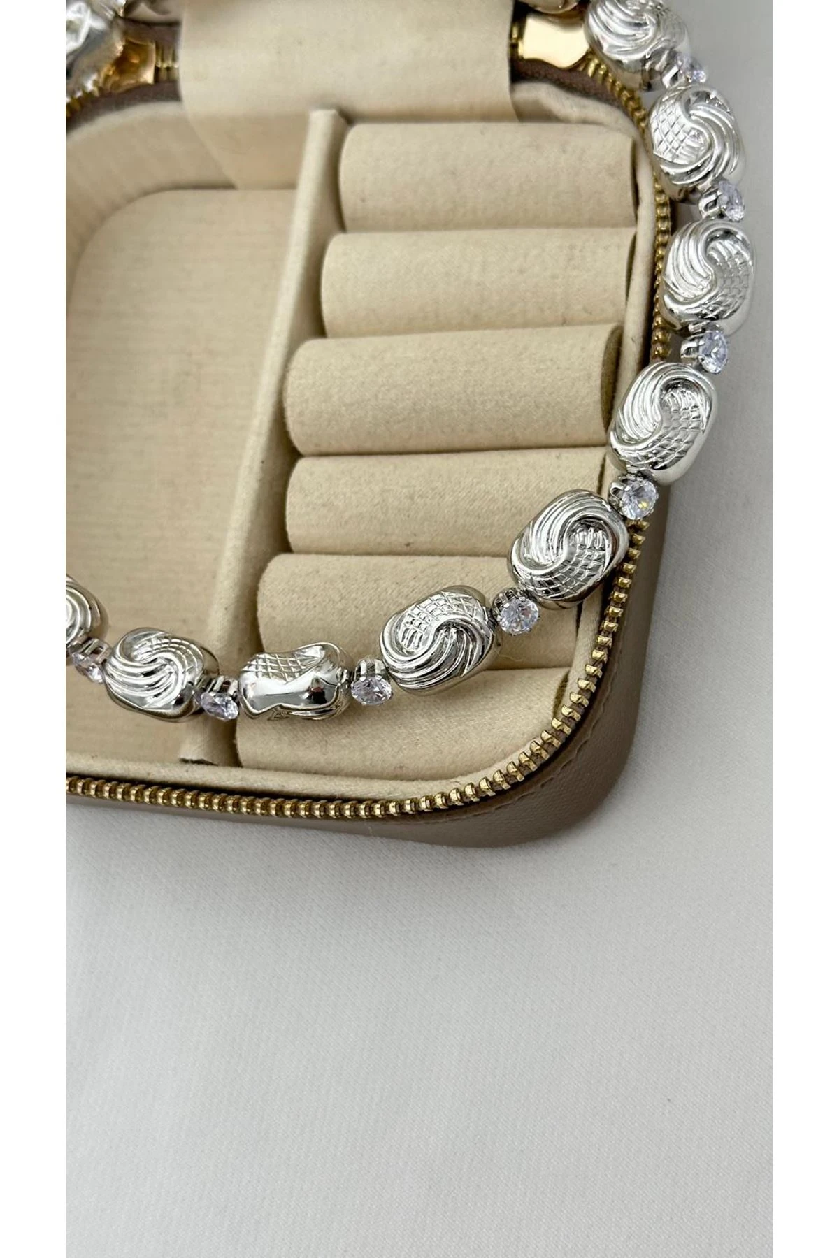 Gümüş Renkli Oval Topçuklu Ortası Taşlı Raylı Sistem Choker