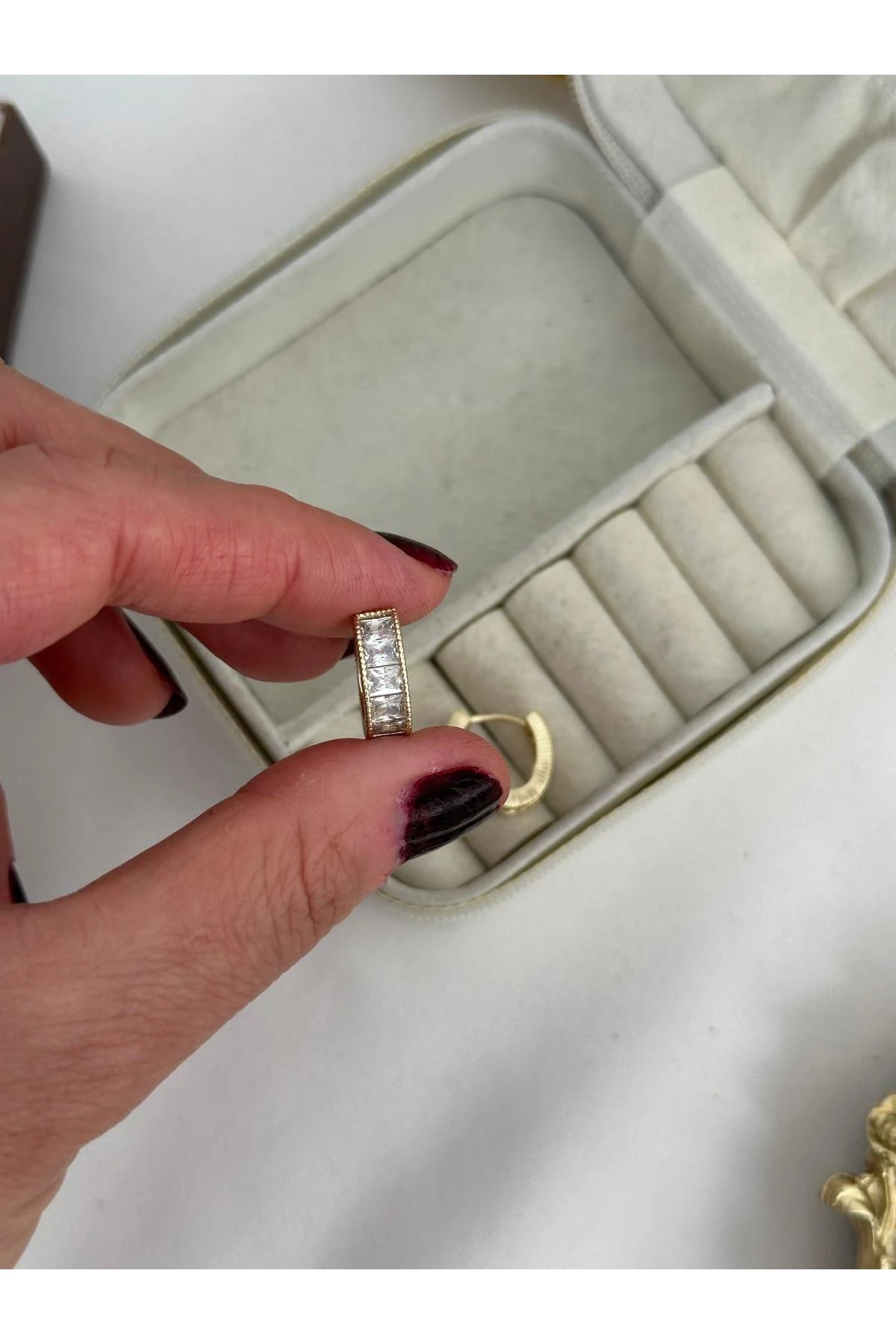 14K Gold Renkli  Kristal Taşlı Oval Kesim Kenarları Varaklı Küpe