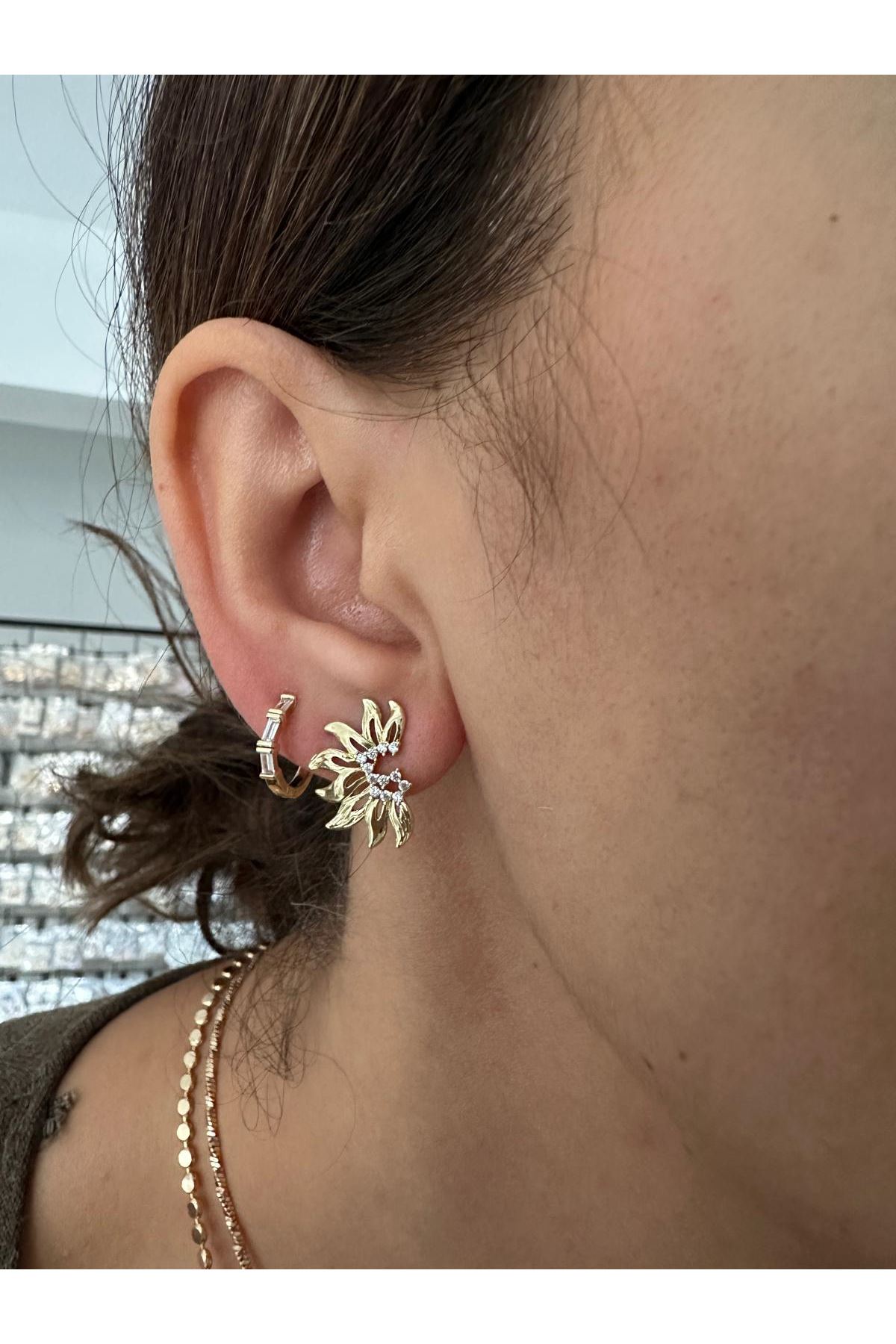 14K Gold Renkli  Yarım Çiçek Kesim Taşlı Küpe