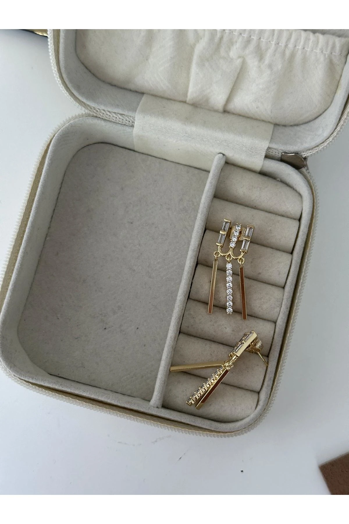 14K Gold Renkli Üç Çubuklu Kristal Taşlı Sarkık Küpe