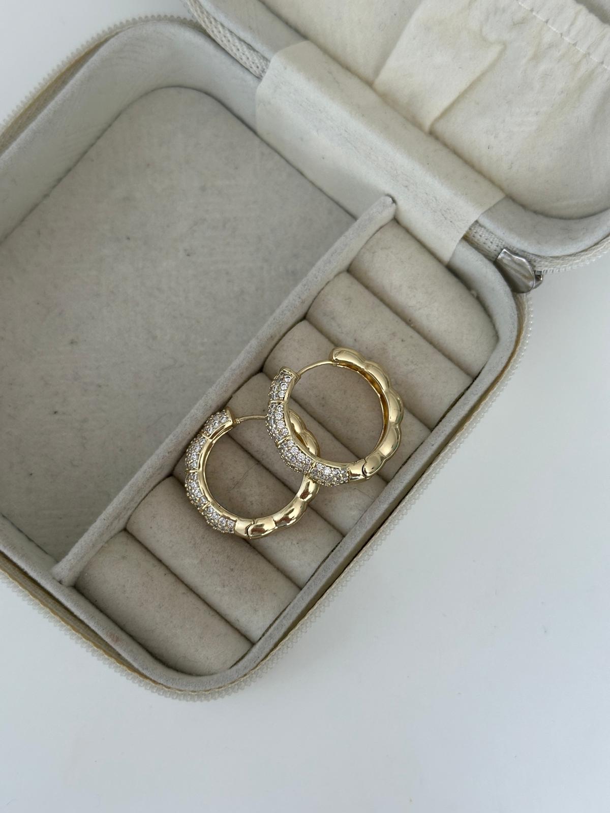 14K Gold Renkli Bombeli Kabartma Taşlı Halka Küpe