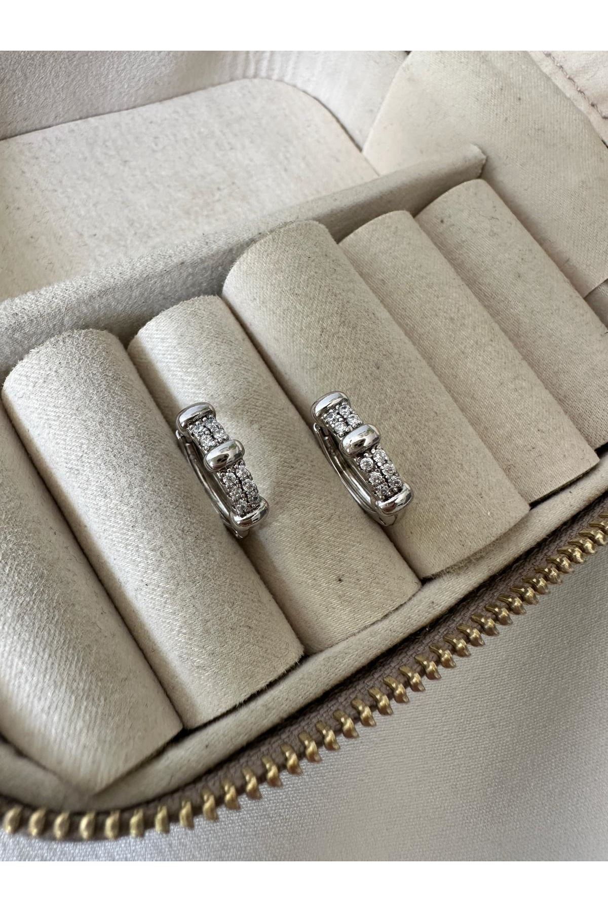 Gümüş Renkli İki Sıra Taşlı Plaka Bomb Küpe