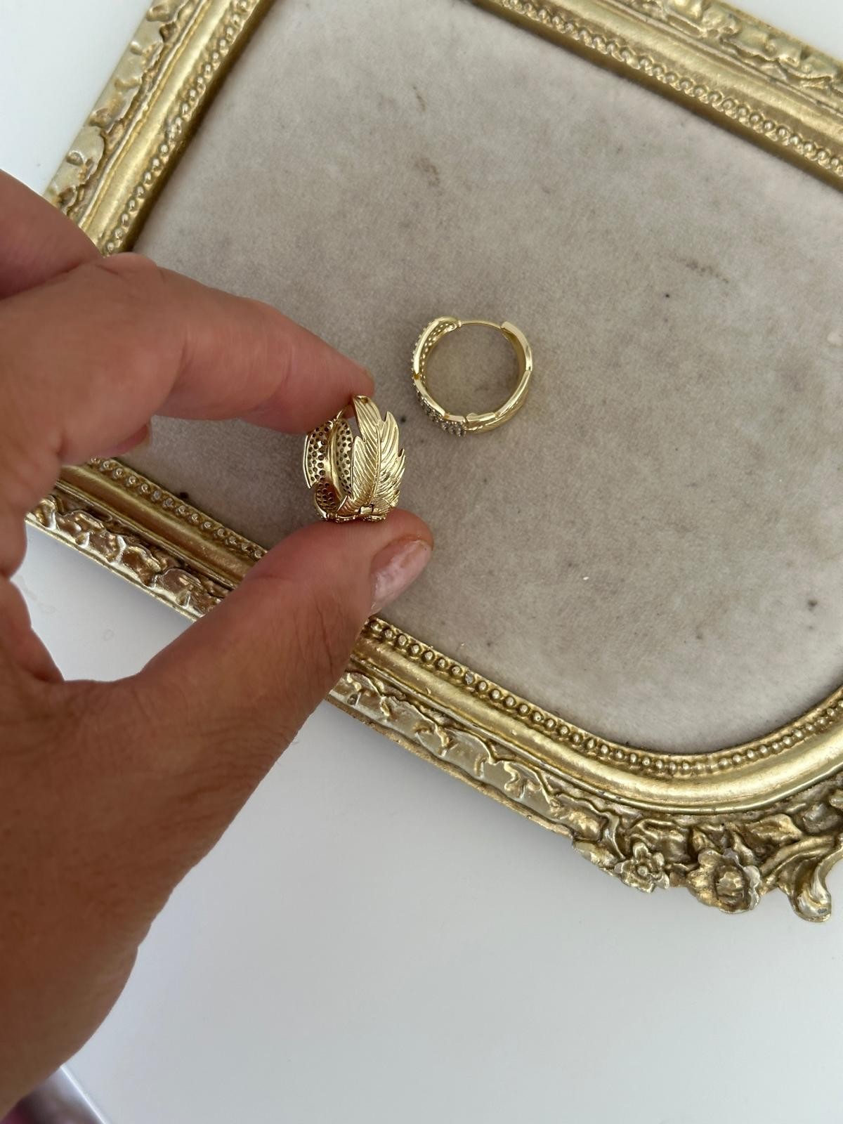 14K Gold Renkli Halka Yaprak Sık Montür Taşlı Premium Küpe
