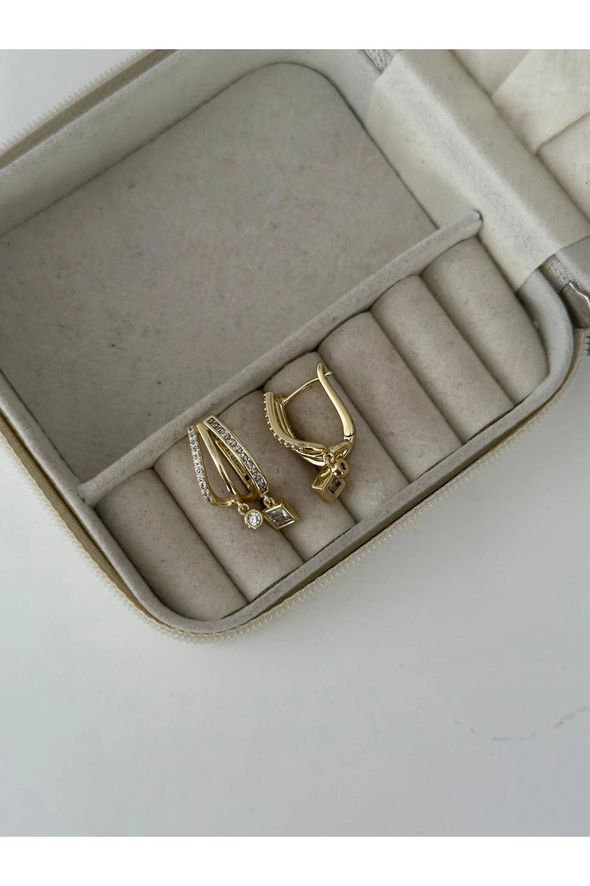 14K Gold Renkli Çoklu Görünüm  Oval Zikzak Geometrik Sarkık Taşlı Küpe