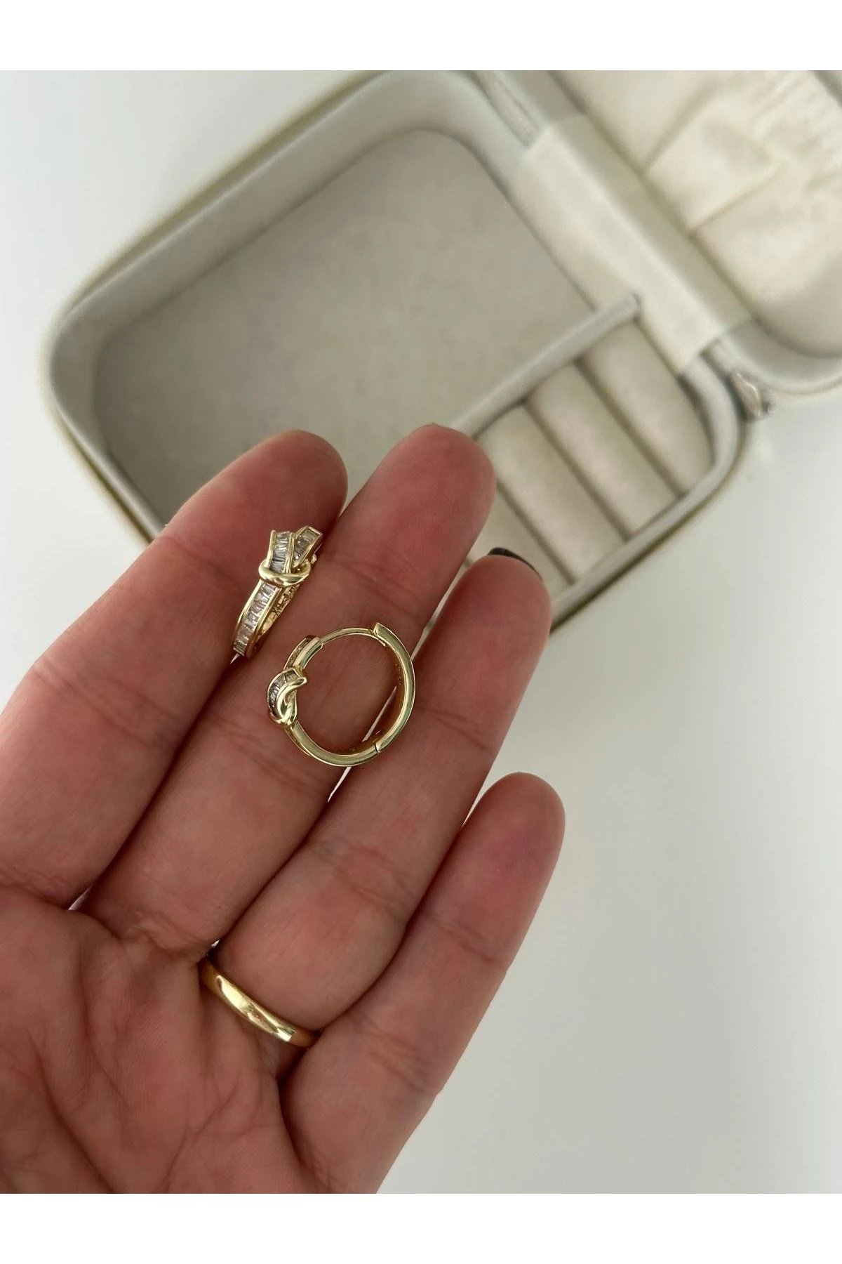 14K Gold Renkli Kristal Taşlı Önü Düğüm Model Halka Küpe