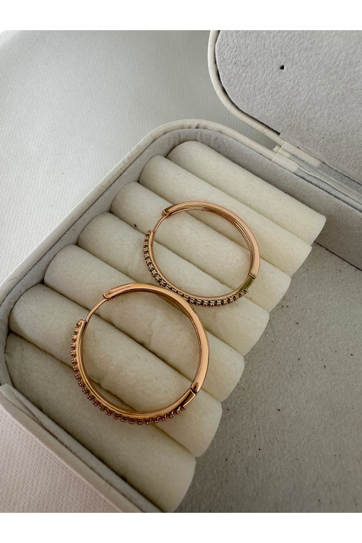 18K Rose Gold Renkli Büyük Halka İncecik Sıra Montür Taşlı Küpe