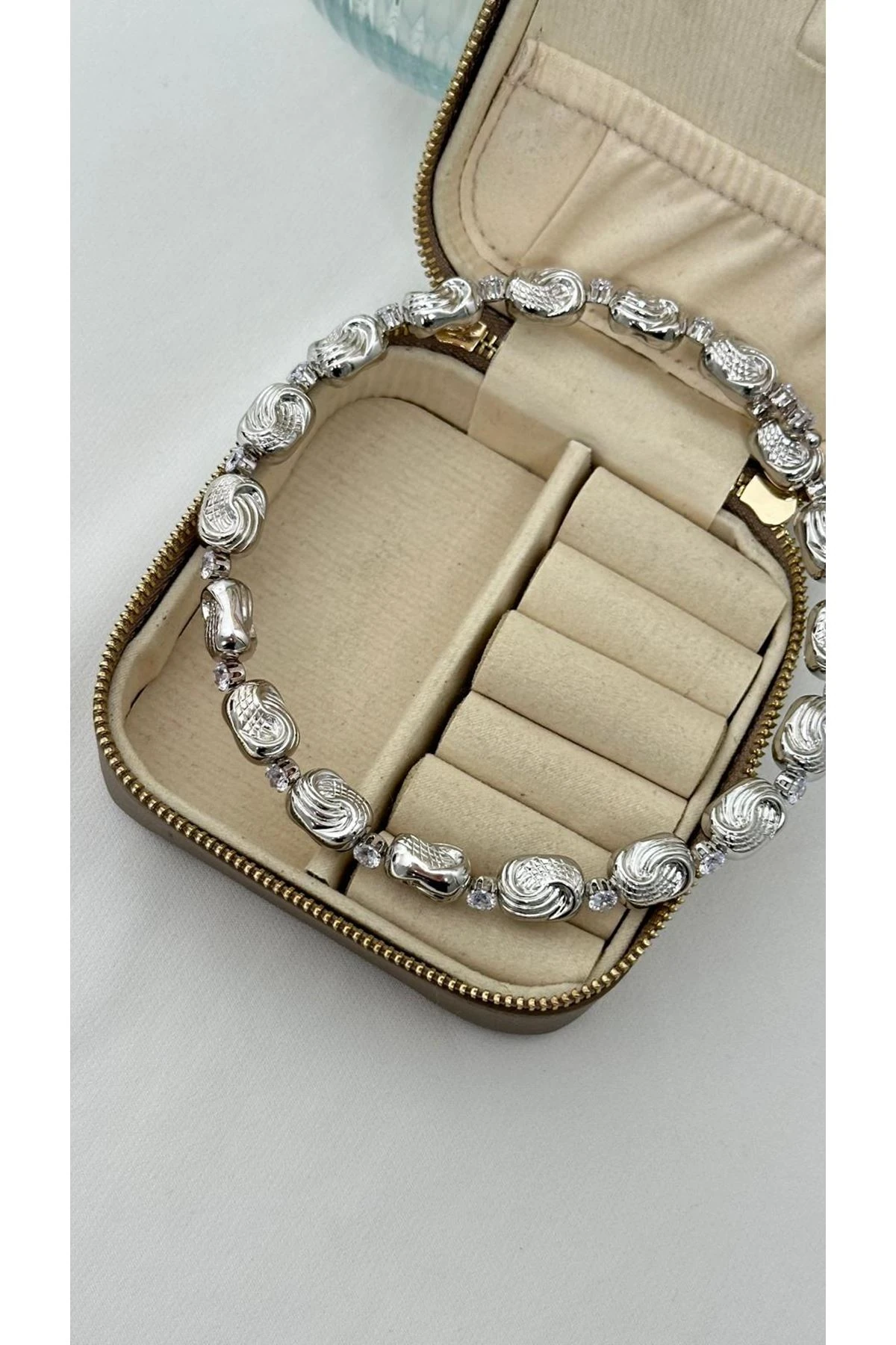 Gümüş Renkli Oval Topçuklu Ortası Taşlı Raylı Sistem Choker