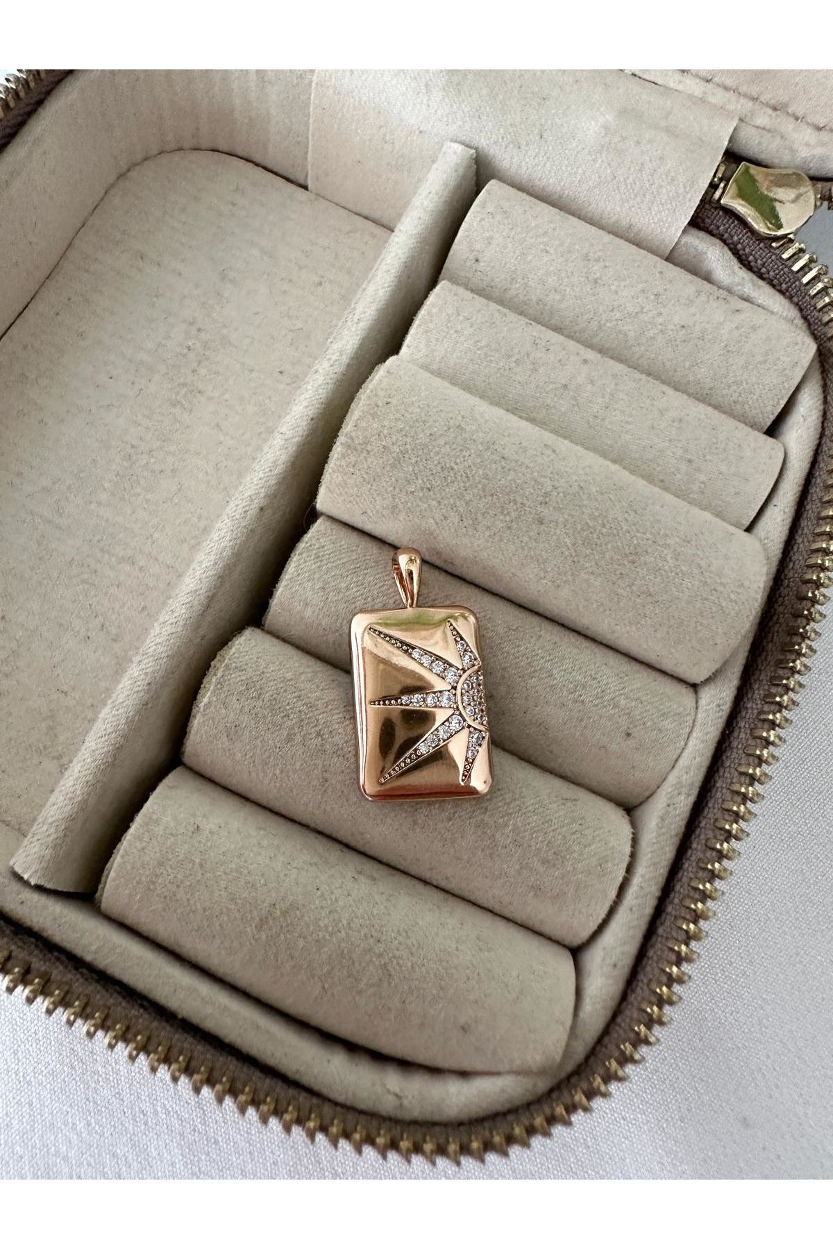 18K Rose Gold Renkli Plaka Güneş Taşlı Kolye Ucu