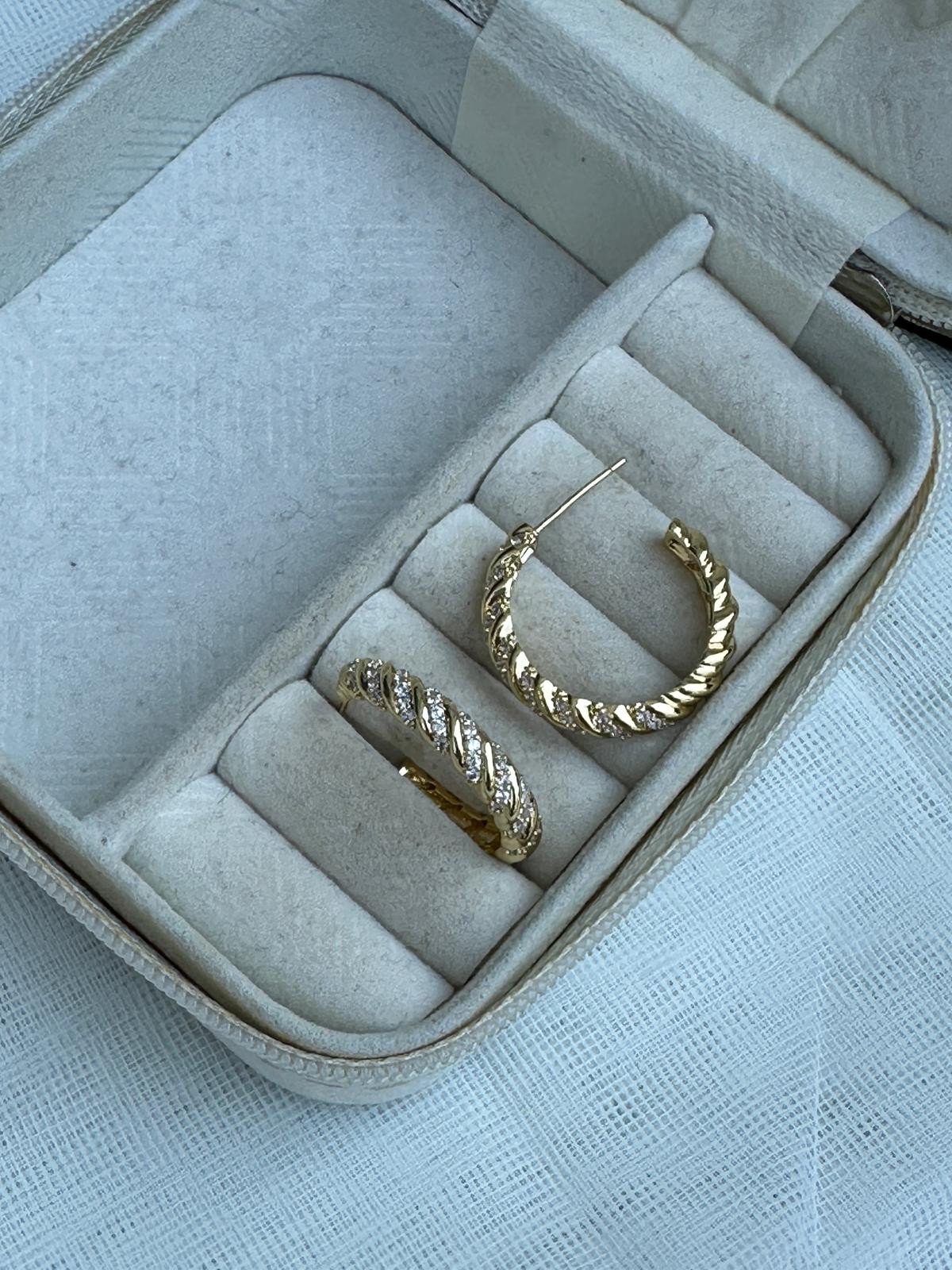 14K Gold Renkli Burgu Yarım Halka Silindir Dolama Taşlı Küpe