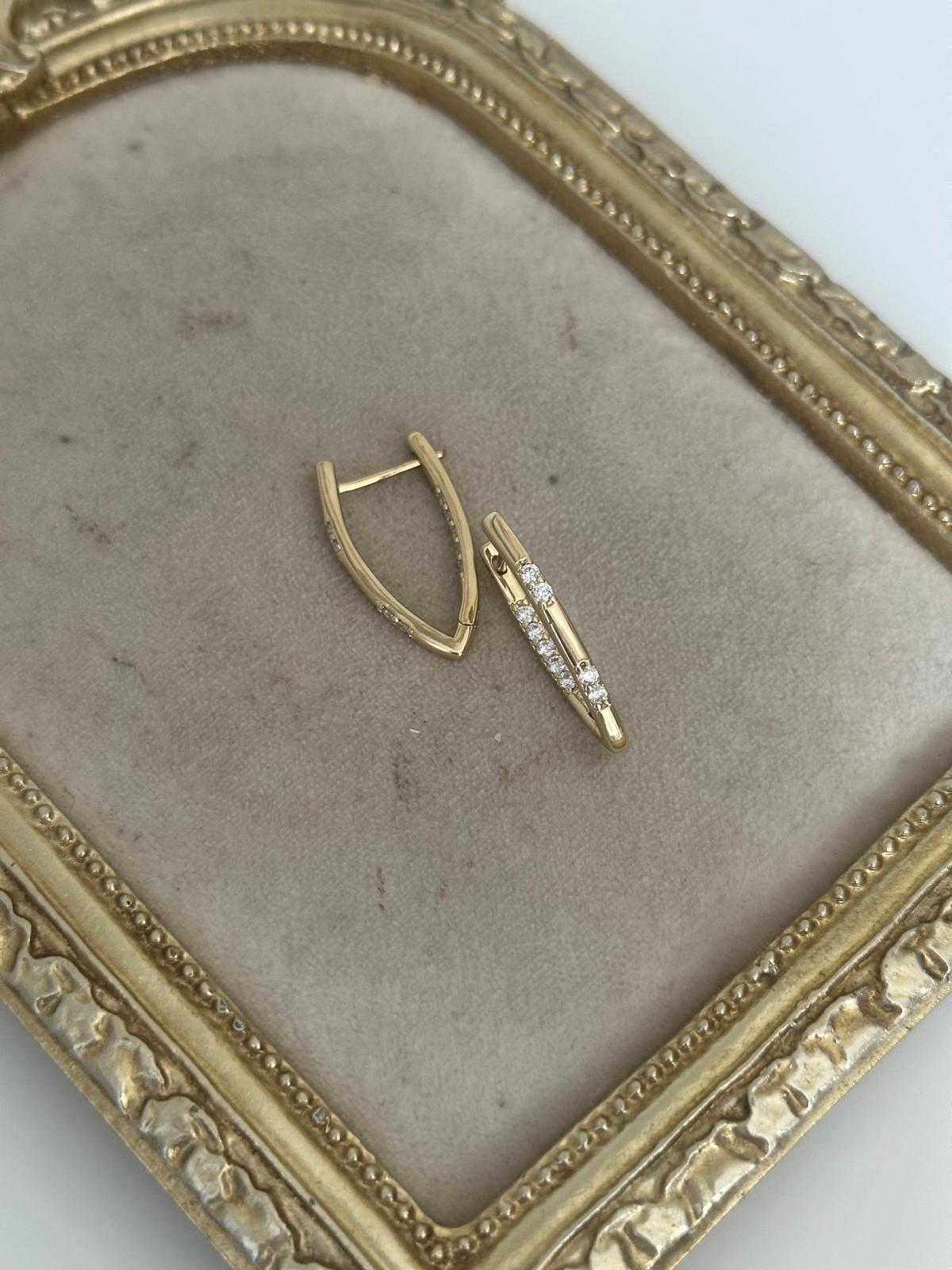 14K Gold Renkli Üçgen Kesim Önü İçi Minik Taşlı Küpe