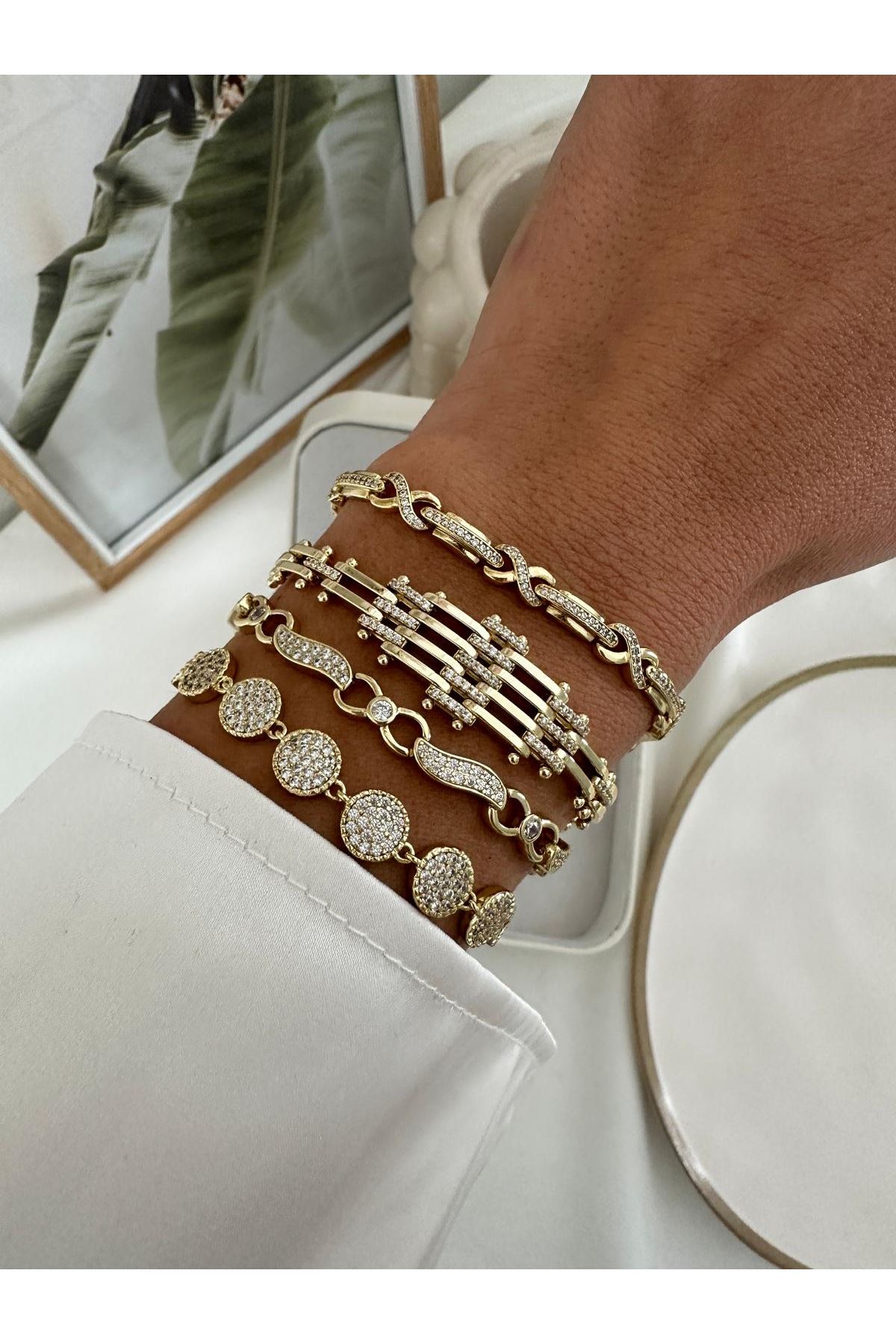 14K Gold Renkli  Ortası Yuvarlak Montür Altı Taşlı Bileklik