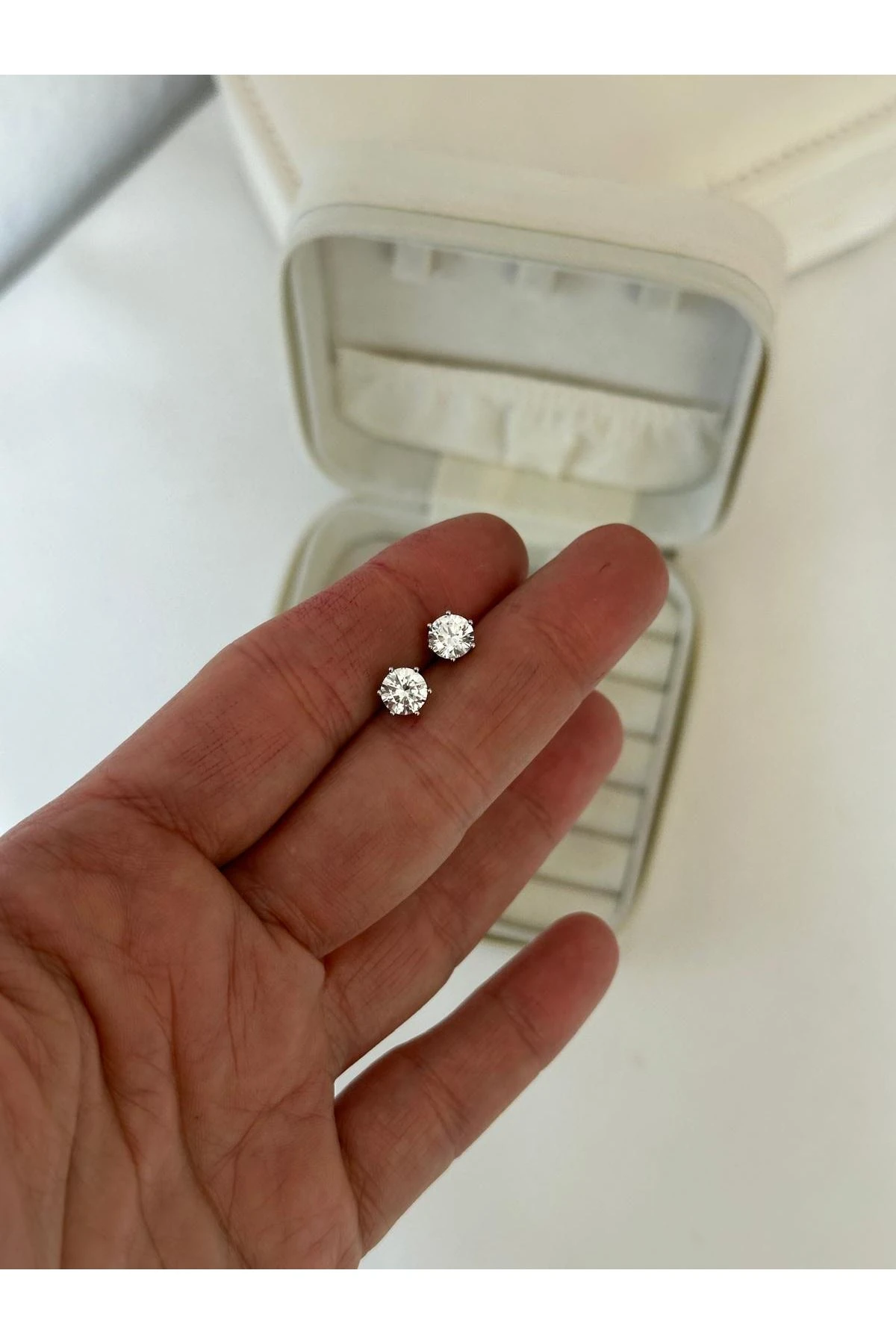 Gümüş Renkli İri Tek Taş Küpe