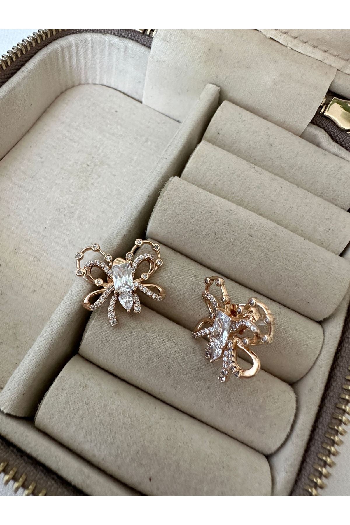 18K Rose Gold Renkli Kelebek Ortası Baget Damla Taşlı Küpe