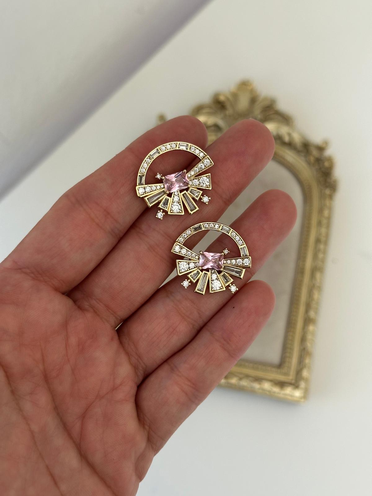 14K Gold Renkli Tasarım Ortası Pembe Taşlı Küpe