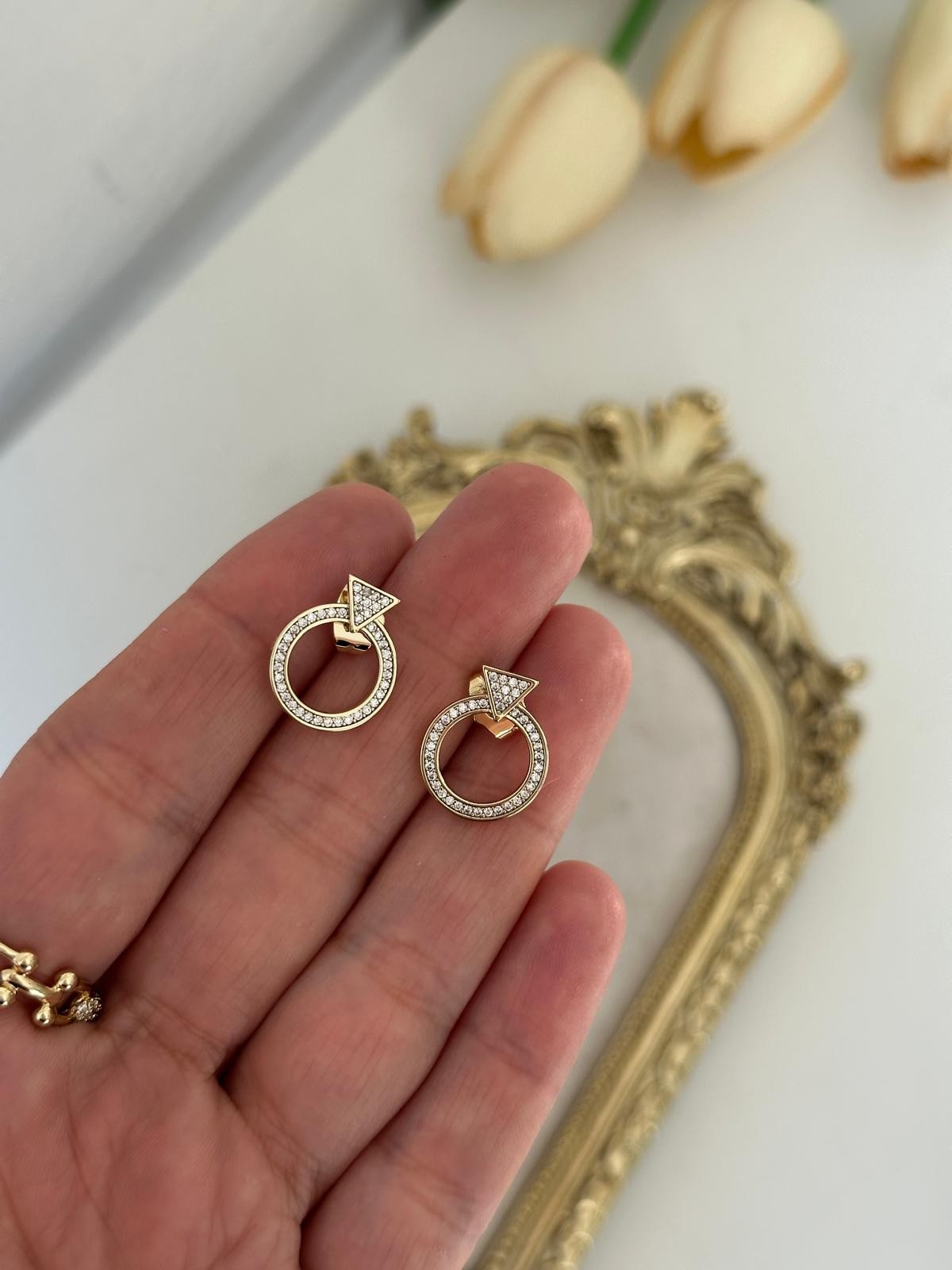 14K Gold Renkli Yuvarlak Üçgen Kesim Montür Taşlı Küpe