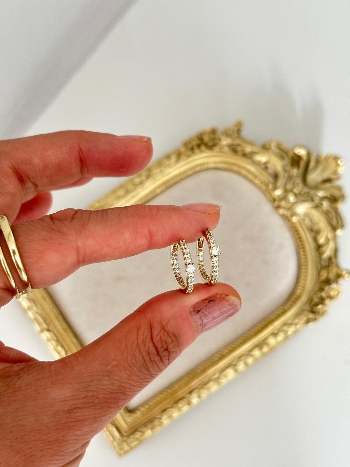 14K Gold Halka İçi Dışı Sıra Taşlı Önü Bombe Tek Taşlı Küpe