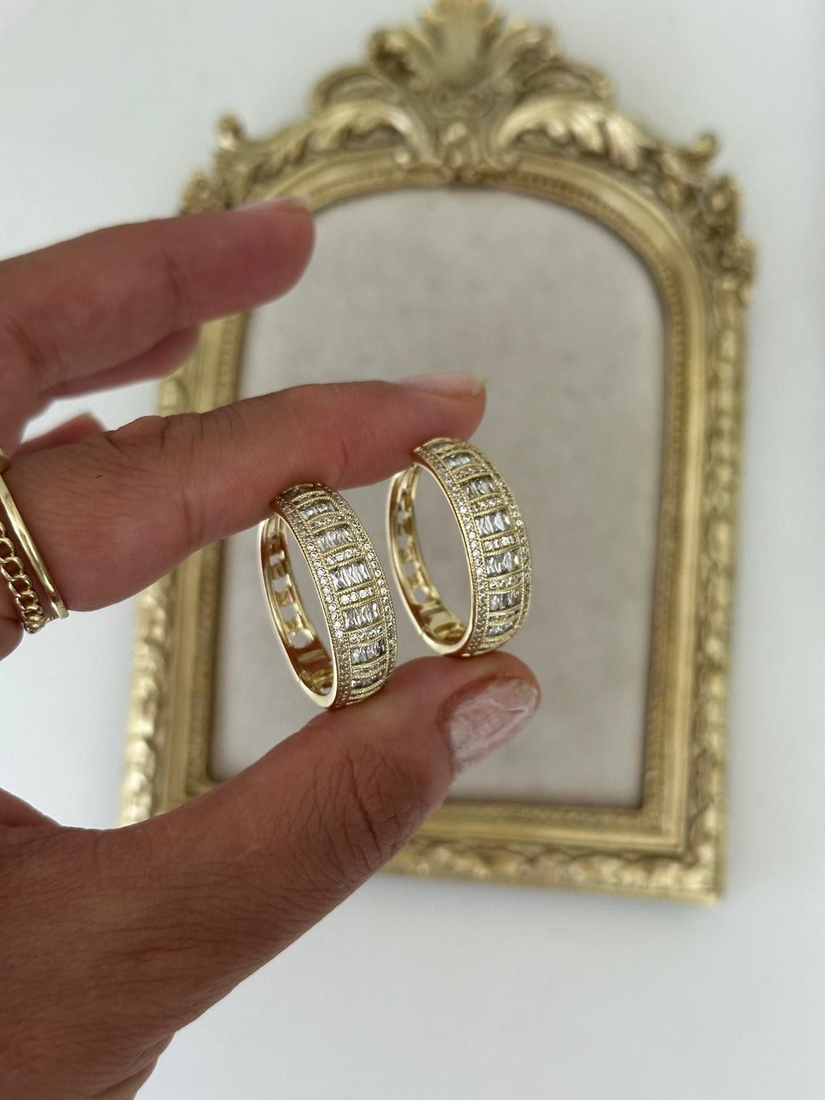 14K Gold Renkli Kalın Önü Baget Montürlenmiş Gömme Taşlı Küpe