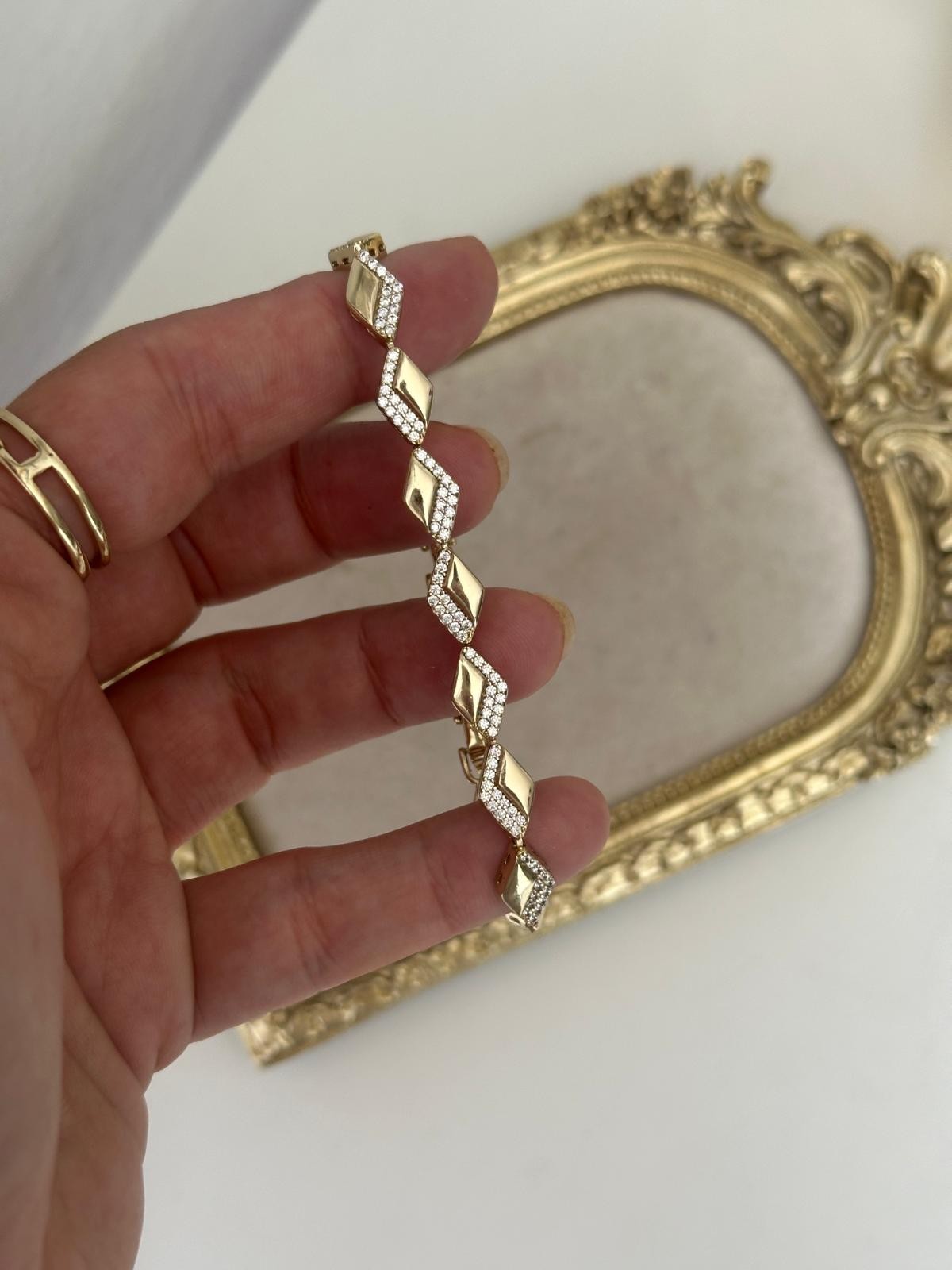 14K Gold RenKLİ Baklava Şerit Montür Taşlı Bileklik