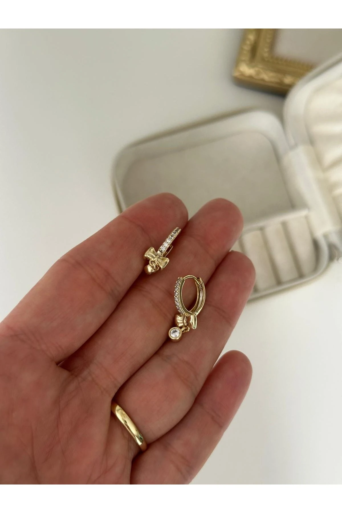 14K Gold Renkli Halka Fiyonk Tek Sarkıt Yuvarlak Taşlı Küpe