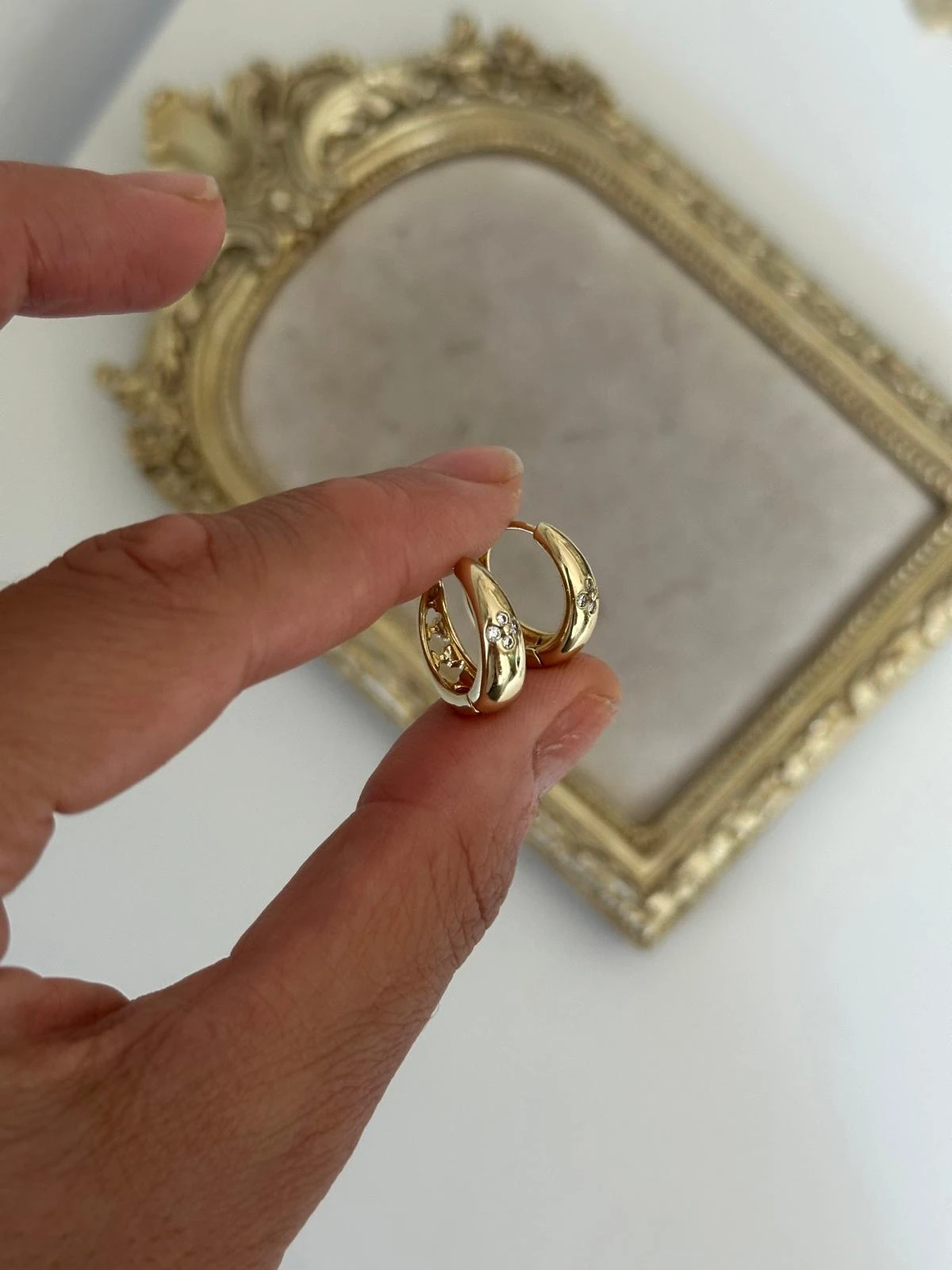 14K Gold Renkli Bomb Halka Önü Çiçek Taşlı Küpe