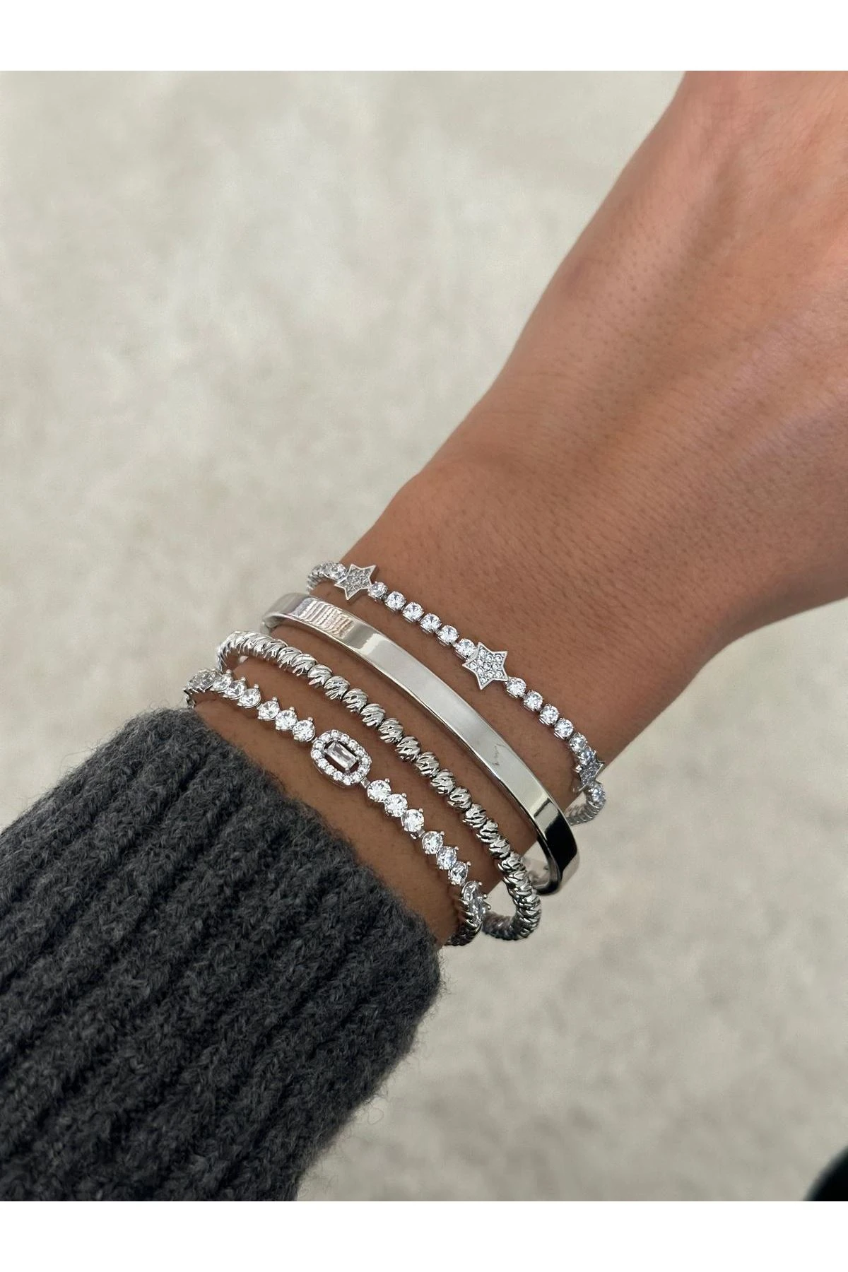 Gümüş Renkli Ortası Küp Taşlı Sıra Su Yolu Bileklik