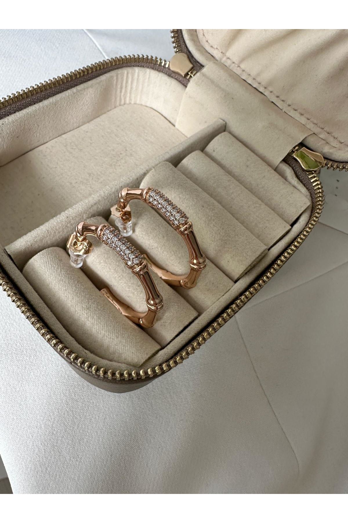 18K Rose Gold Renkli Yarım Halka Bomb Gömme Taşlı Küpe