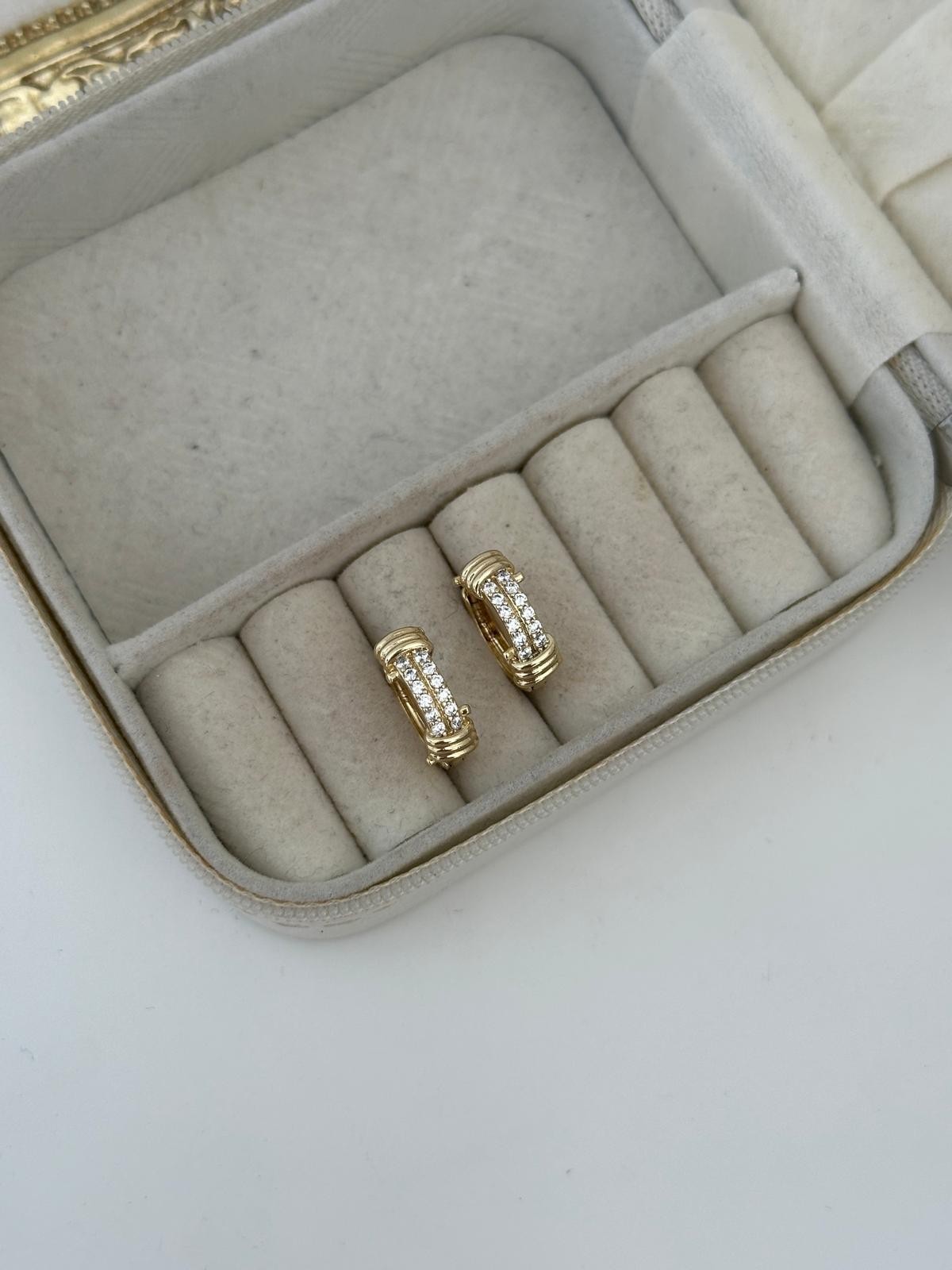 14K Gold RENKLİ Ortası Taşlı Altı Üsttü ŞERİT Dolama Taşlı Halka Küpe