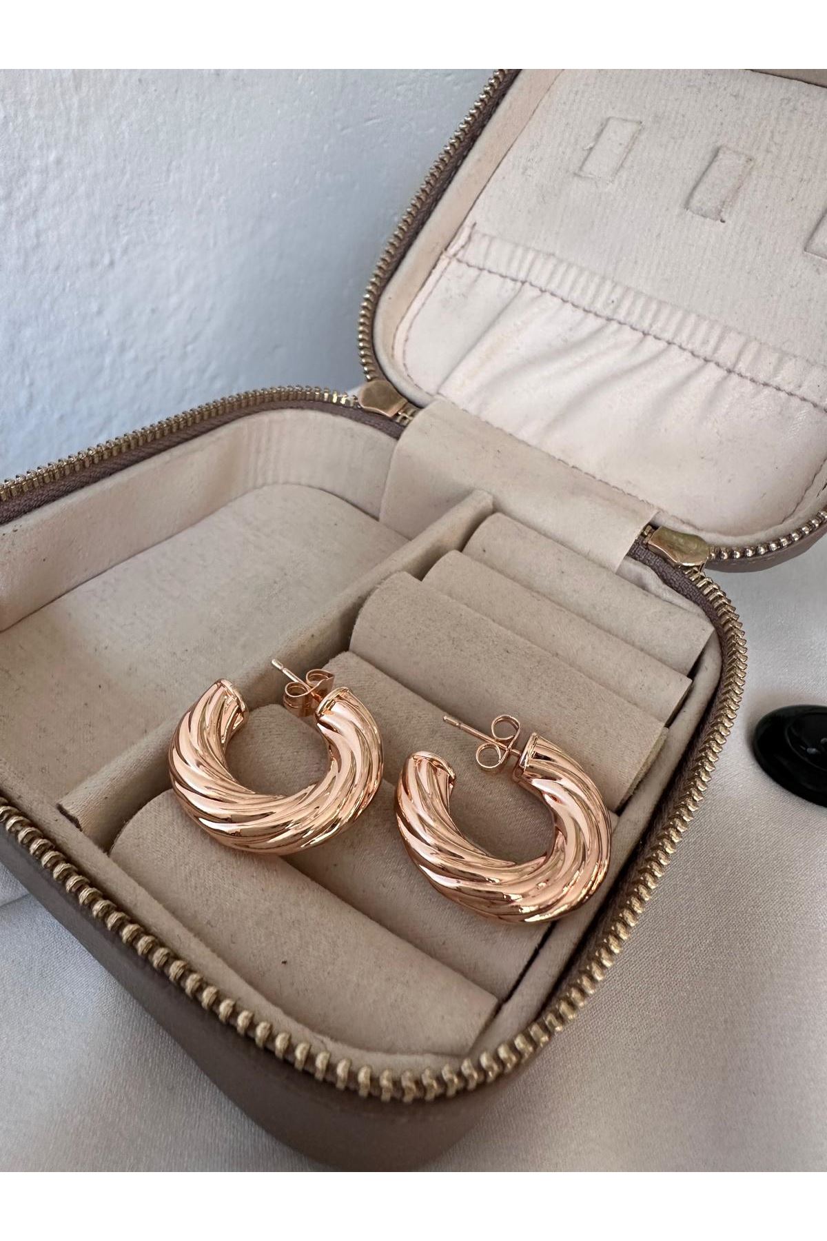 18K Rose Gold Renkli Yarım Ay Kendinden Desenli Dolum Küpe