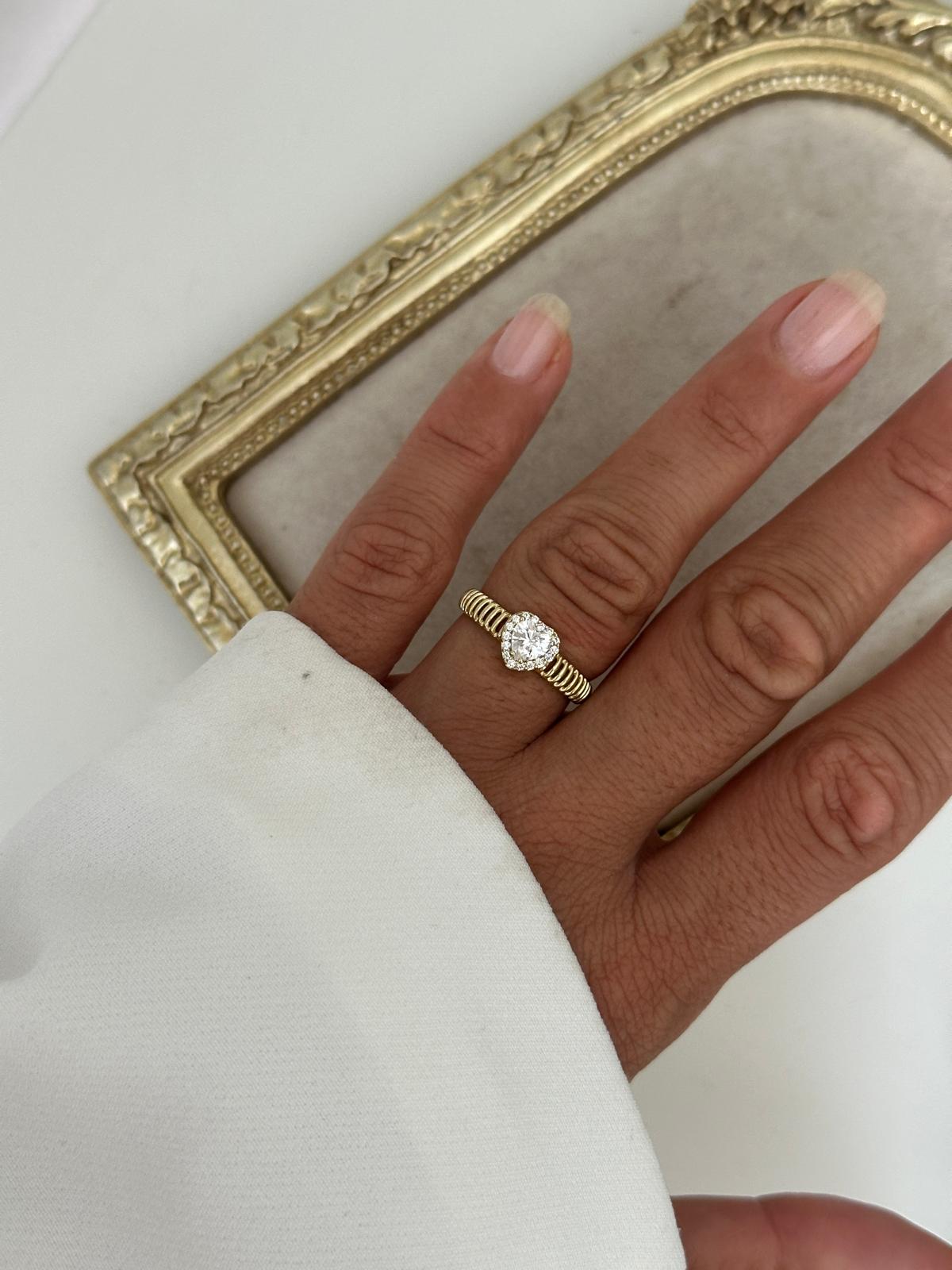 14K Gold Renkli Ortası Baget Kalp Taşlı Yüzük