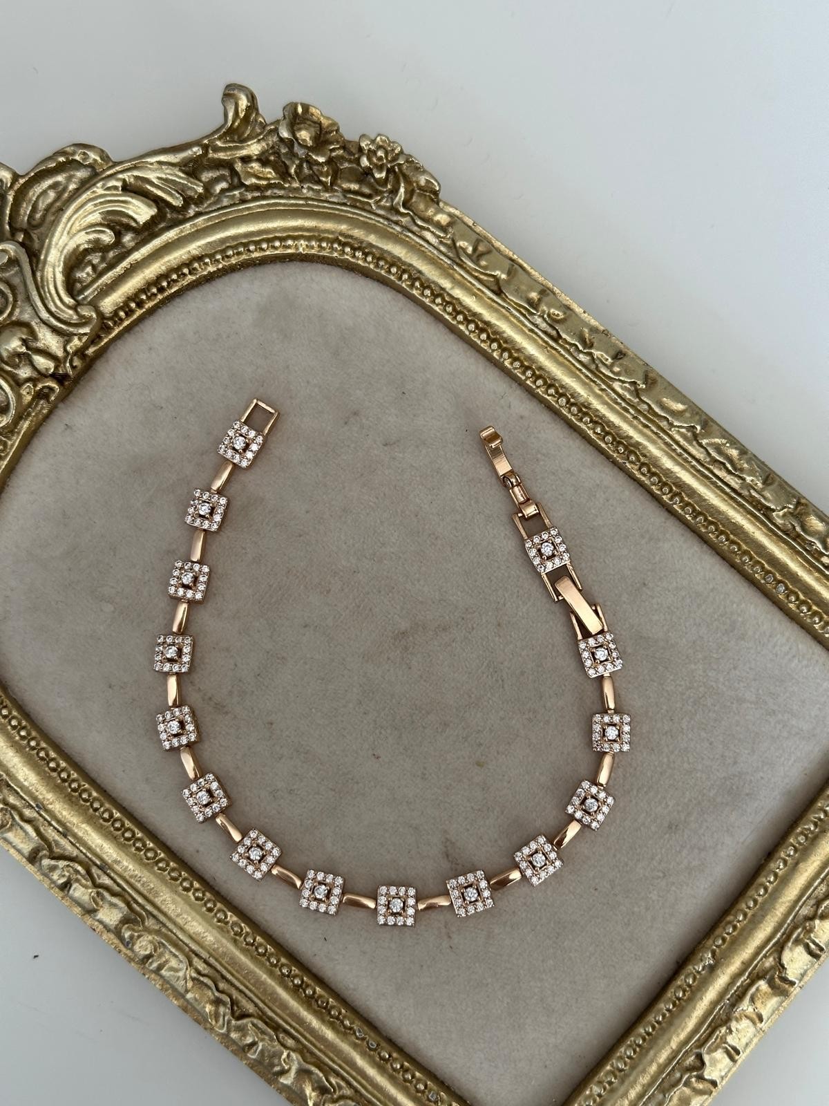 18K Gold Rose Kare Gömme Taş Çubuk Geçmeli Bileklik