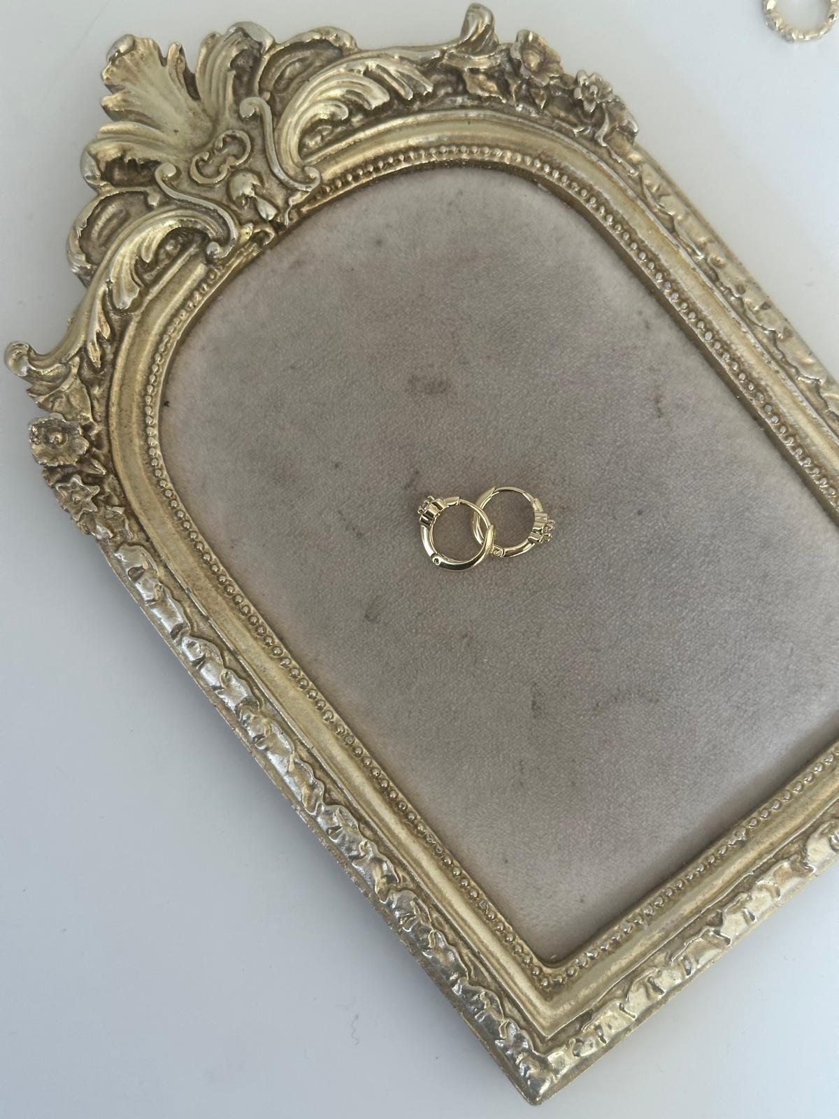 14K Gold Renkli Ortası Kalp Taşlı Minimal Halka Küpe