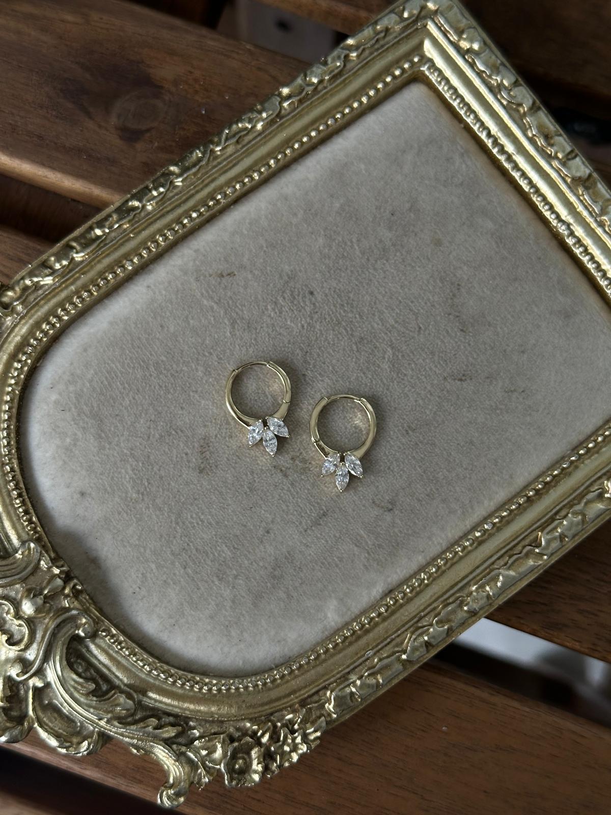 14K Gold Renkli Halka Üç Yaprak Kristal Taşlı Küpe