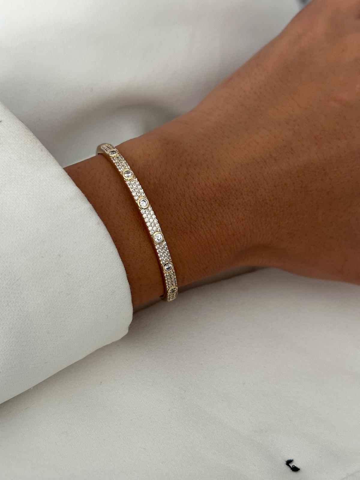 14K Gold Renkli Bebe Boy Montür Yuvarlak Taşlı Kelepçe