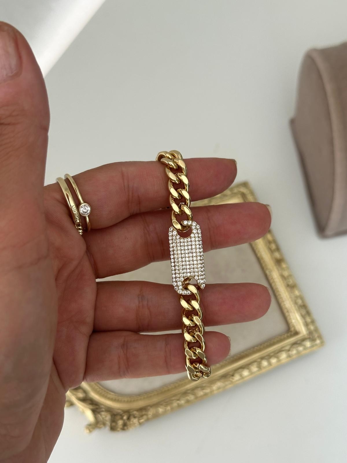 14K Gold Renkli Kalın Zincir Ortası Gömme Montür Taşlı Geçmeli Bileklik