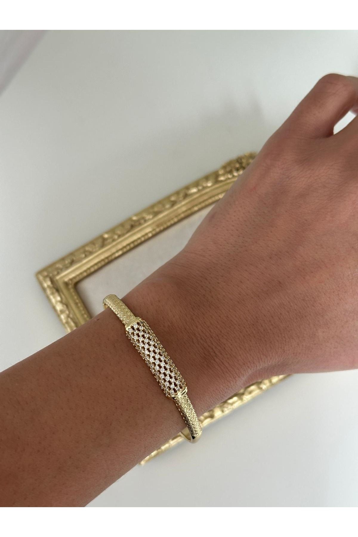14K Gold Renkli Önü Taşlı Bombeli Kelepçe