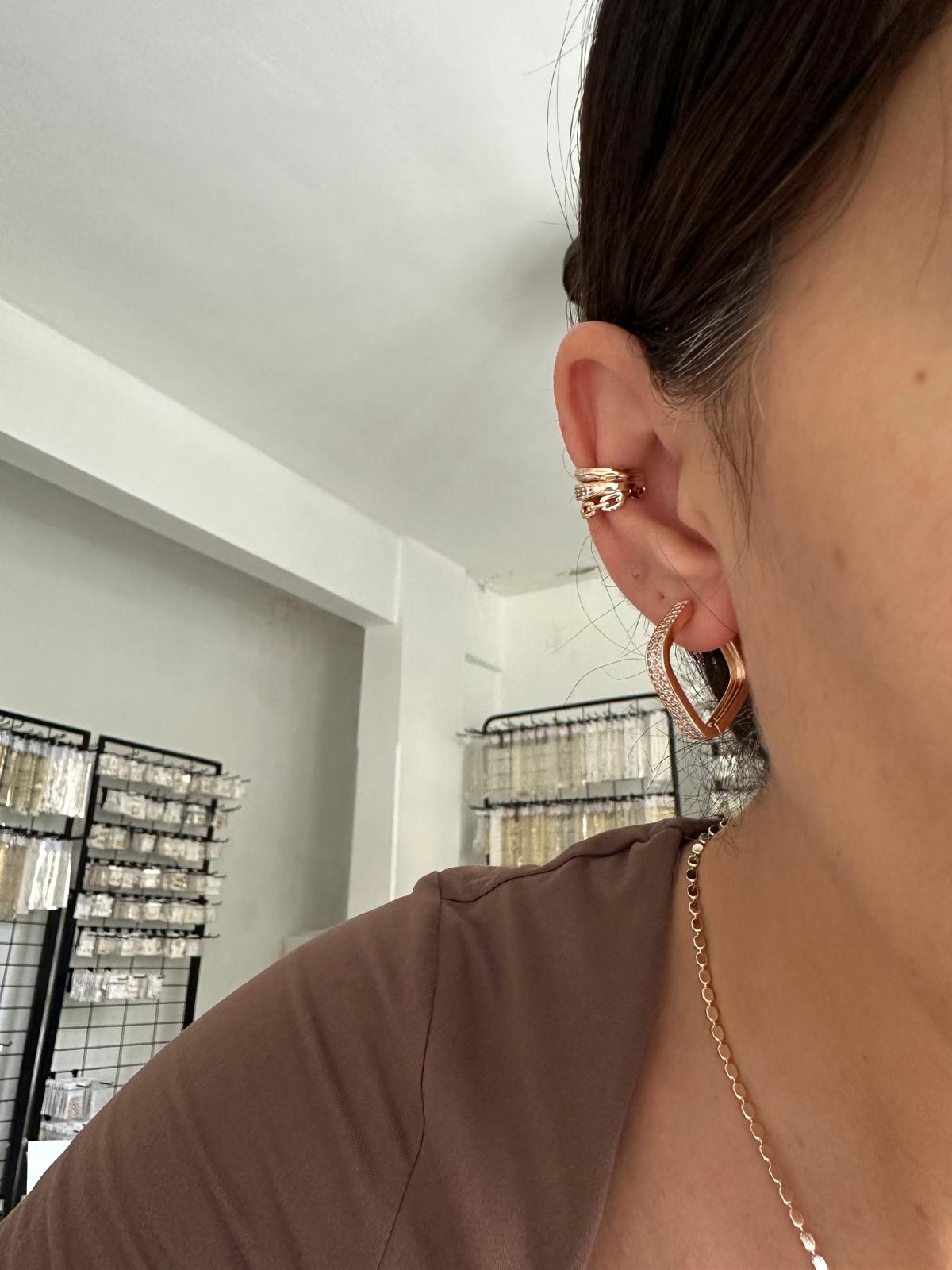 18K Rose Gold Beşgen Form Önü Sıra Taşlı Küpe