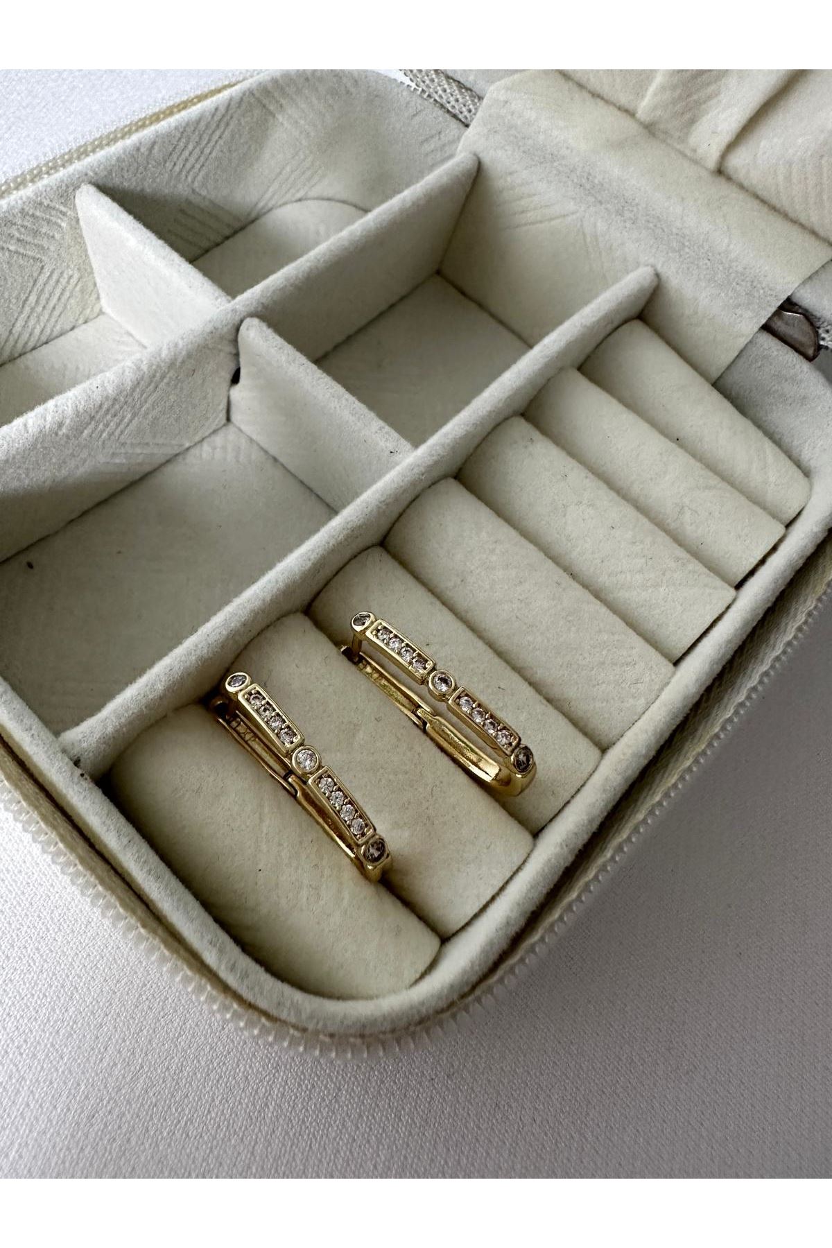 14K Gold Renkli  Lale Oval Form Önü Su Yolu Baget Taşlı Küpe