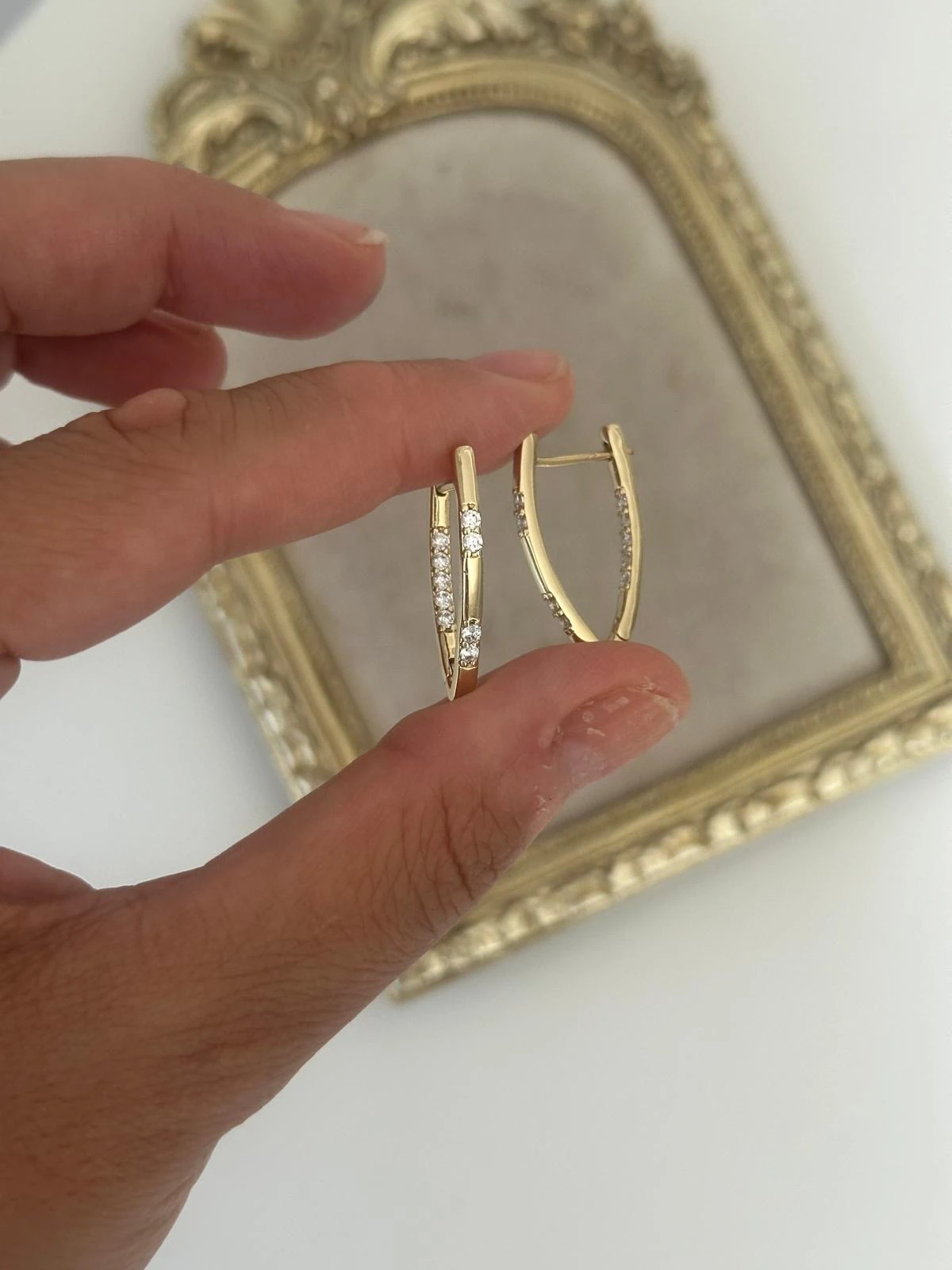 14K Gold Renkli Üçgen Kesim Önü İçi Minik Taşlı Küpe