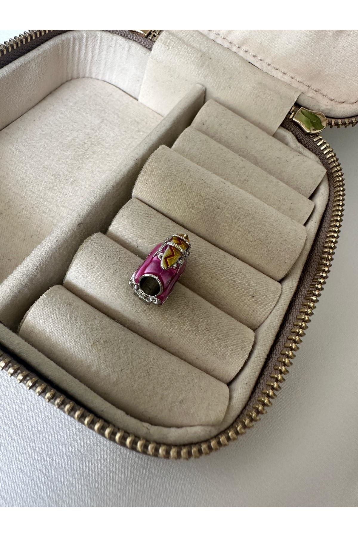 Seyahat Üsttü Valizli Pembe Araba Charm