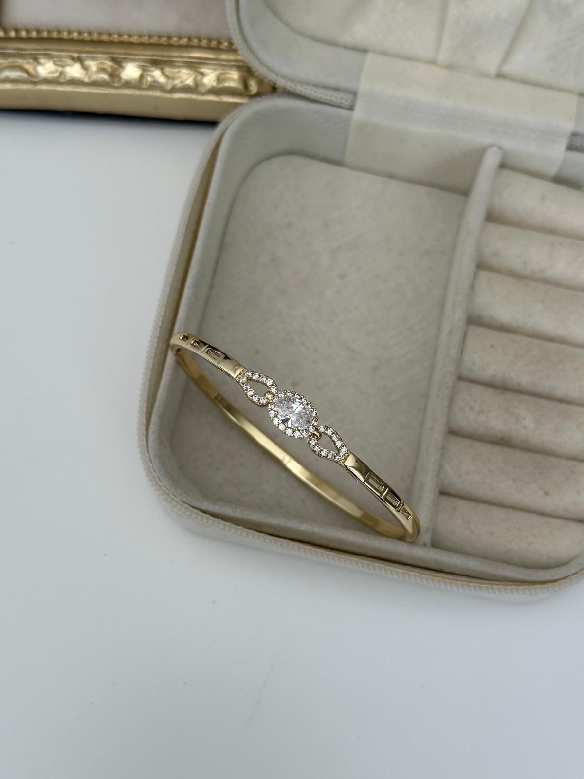 14K Gold Renkli Ortası Oval Baget Taşlı Kelepçe