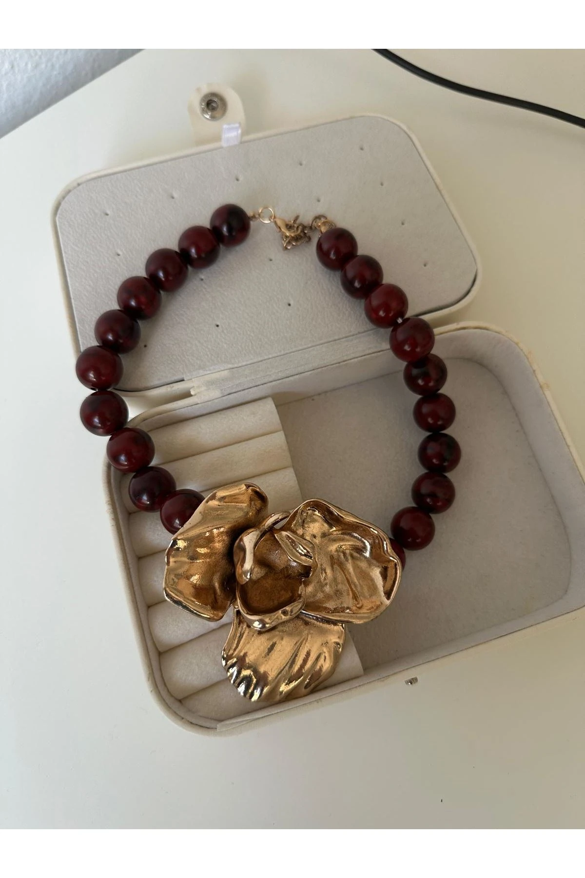 Orjmark  Vişne Topçuklu Gül Detaylı Kolye