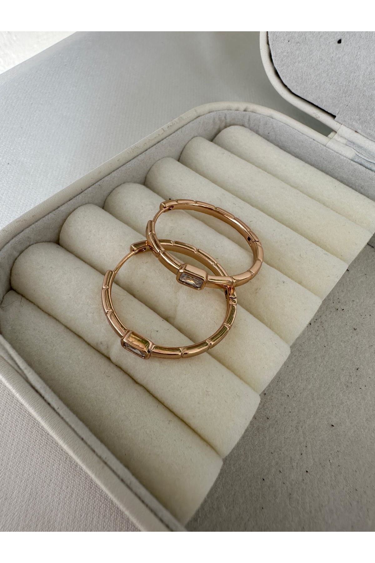18K Rose Gold Renkli Halka Plaka Önü Dikdörtgen Baget Taşlı Küpe