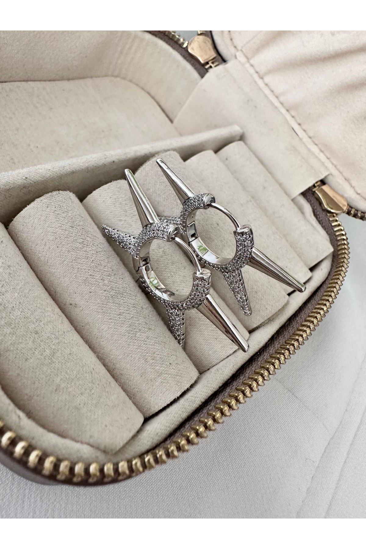 Gümüş Renkli Çivi Halka Gömme Taş Küpe