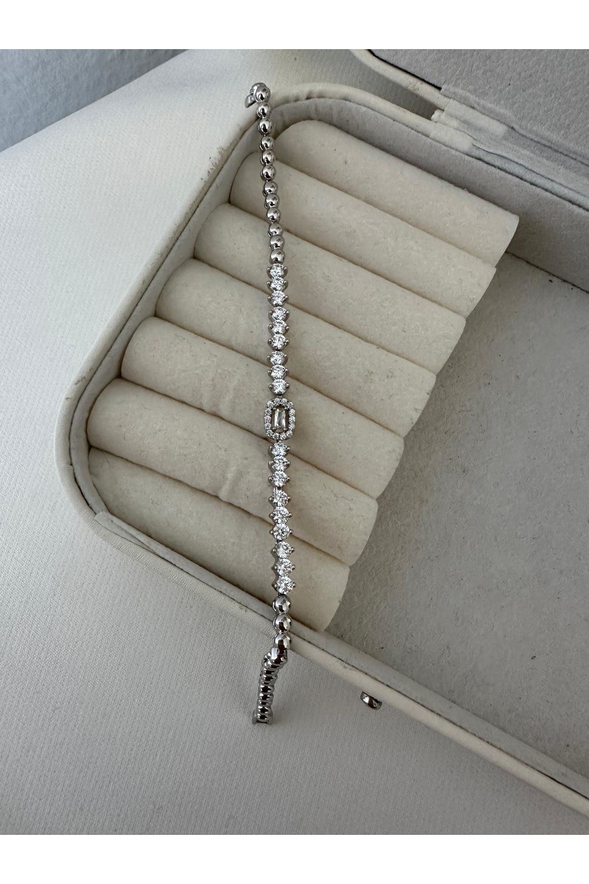 Gümüş Renkli Ortası Küp Taşlı Sıra Su Yolu Bileklik