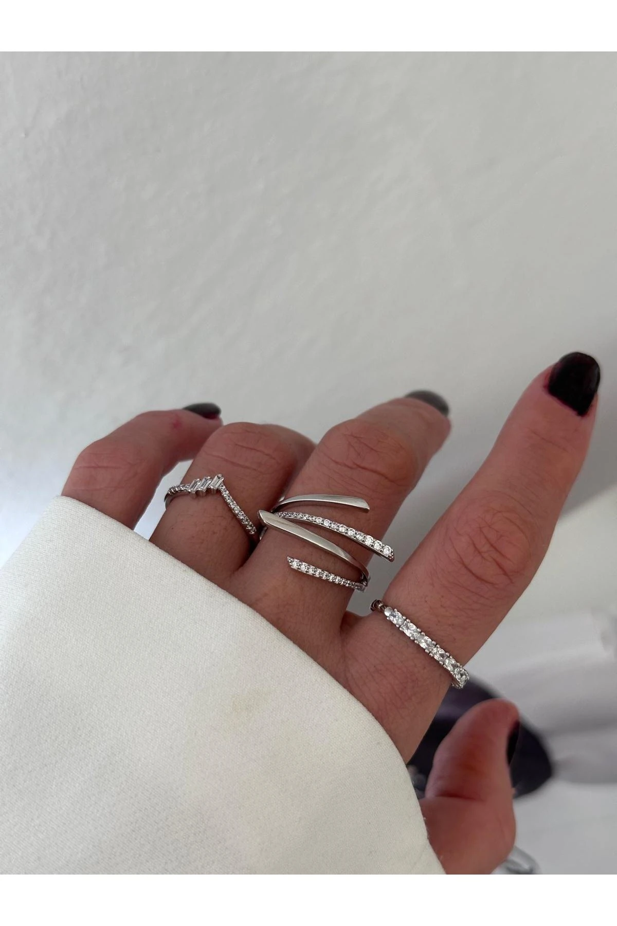 Gümüş Renkli Sıra Taşlı Ortası Üç Kristak Zikzak Kesim Yüzük