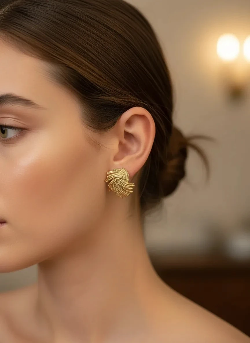 Gold Renkli Vintage Sarmal Küpe 