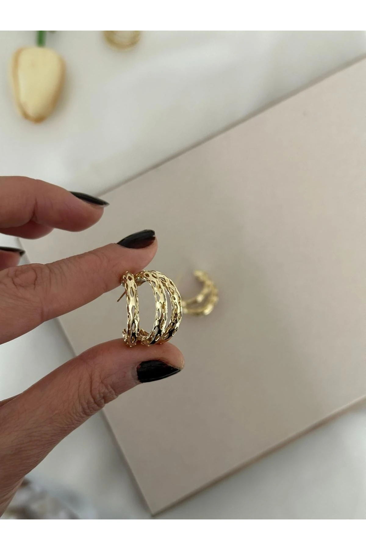 14K Gold Renkli  Çoklu Görünüm Kendinden Desenli Küpe